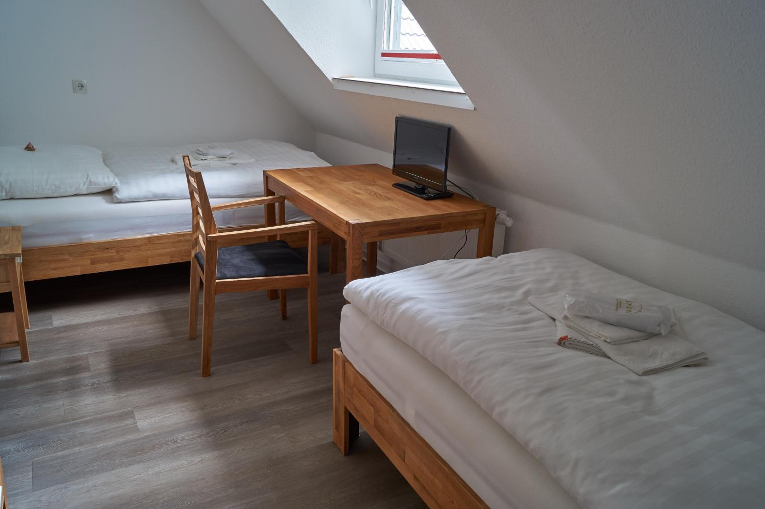 Small Twin Room - Photo 4