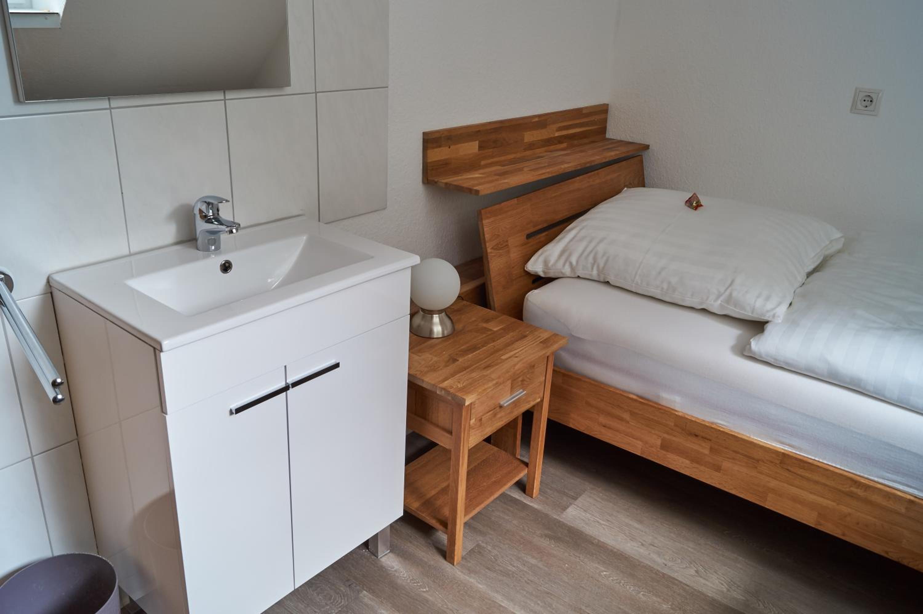 Small Twin Room - Photo 3