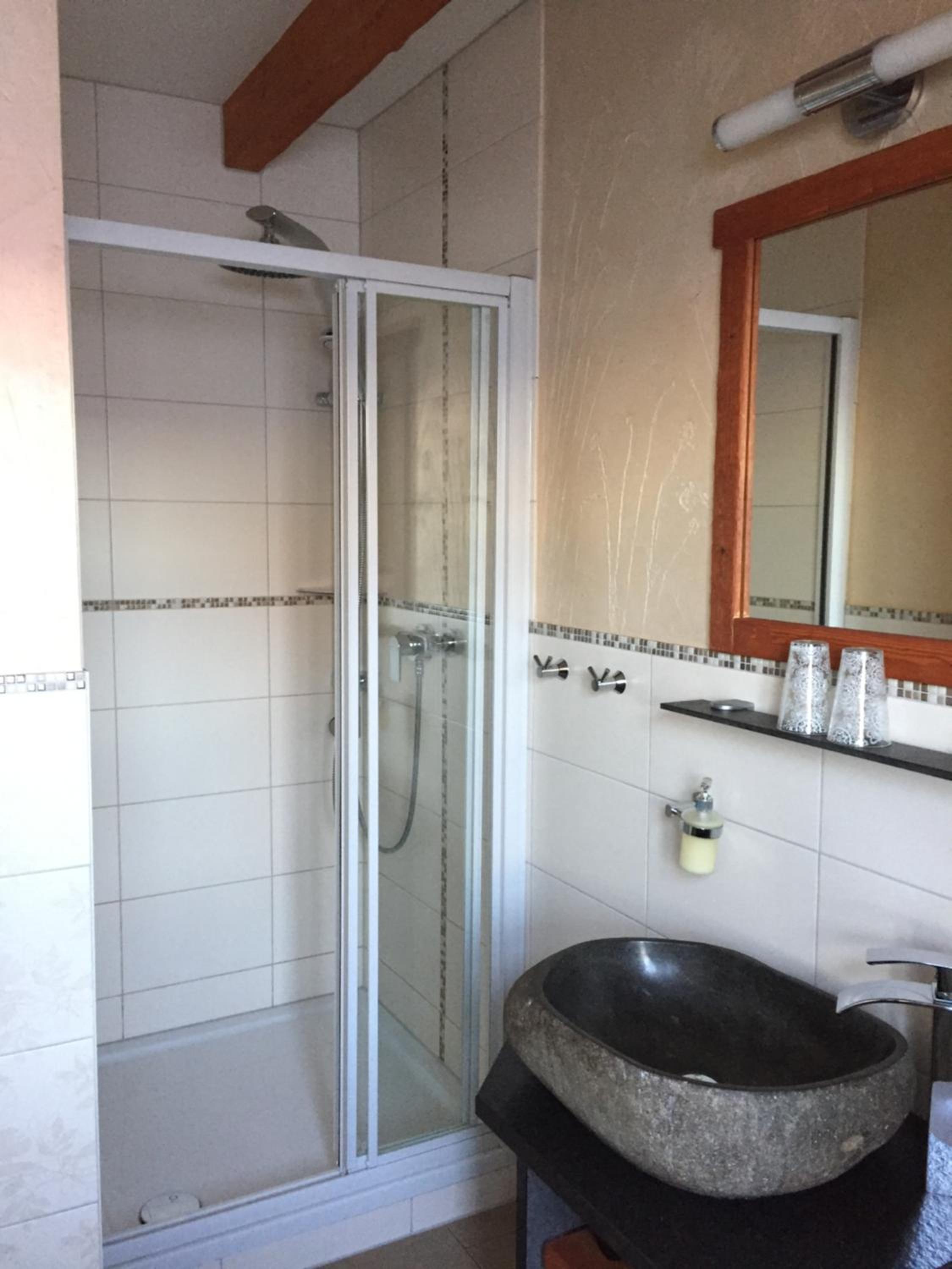 Budget Double Room - Photo 11