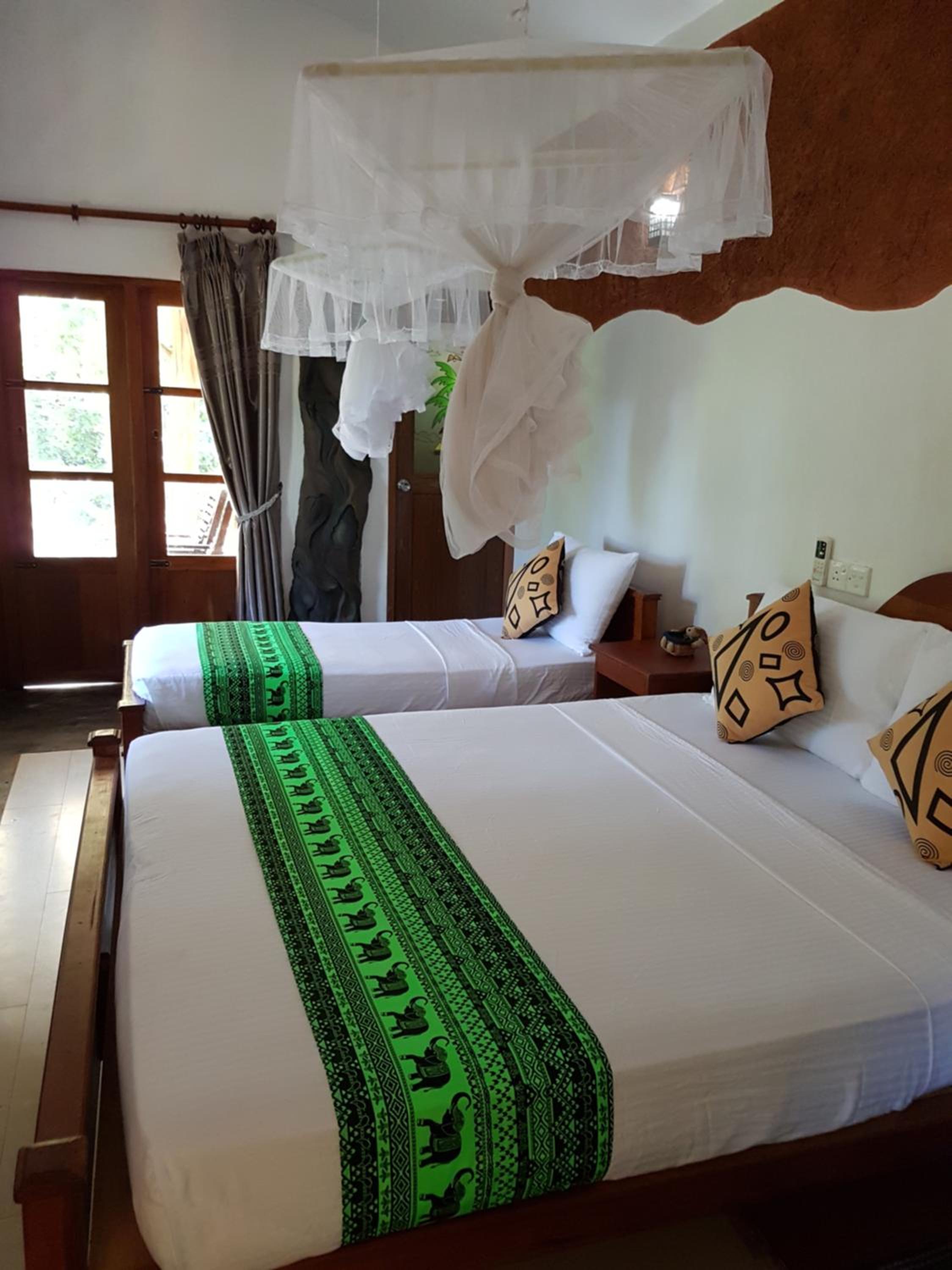 Dreibettzimmer mit Poolblick