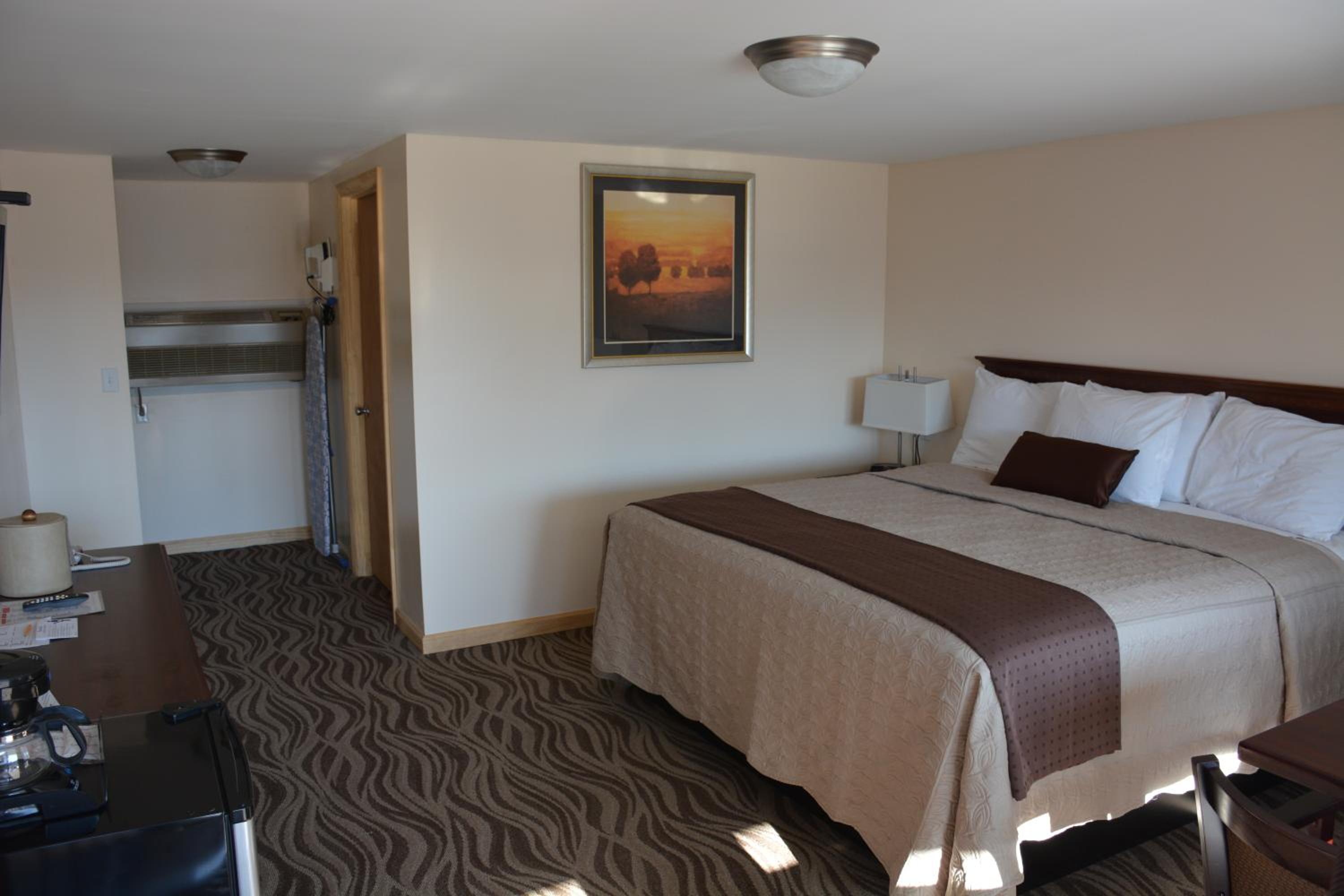 King Room - Non-Smoking - Photo 2