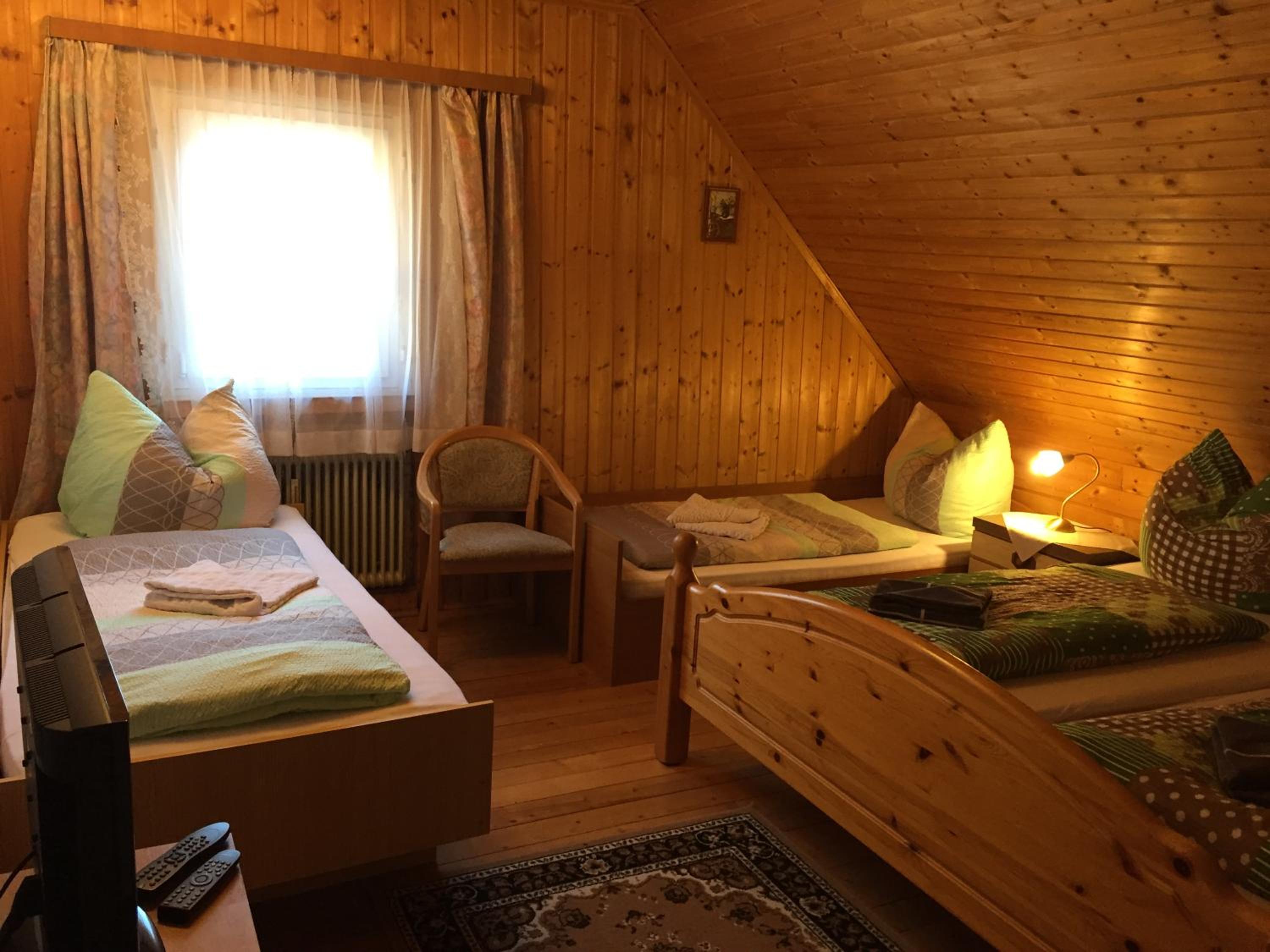 Quadruple Room with Shared Bathroom photo 3