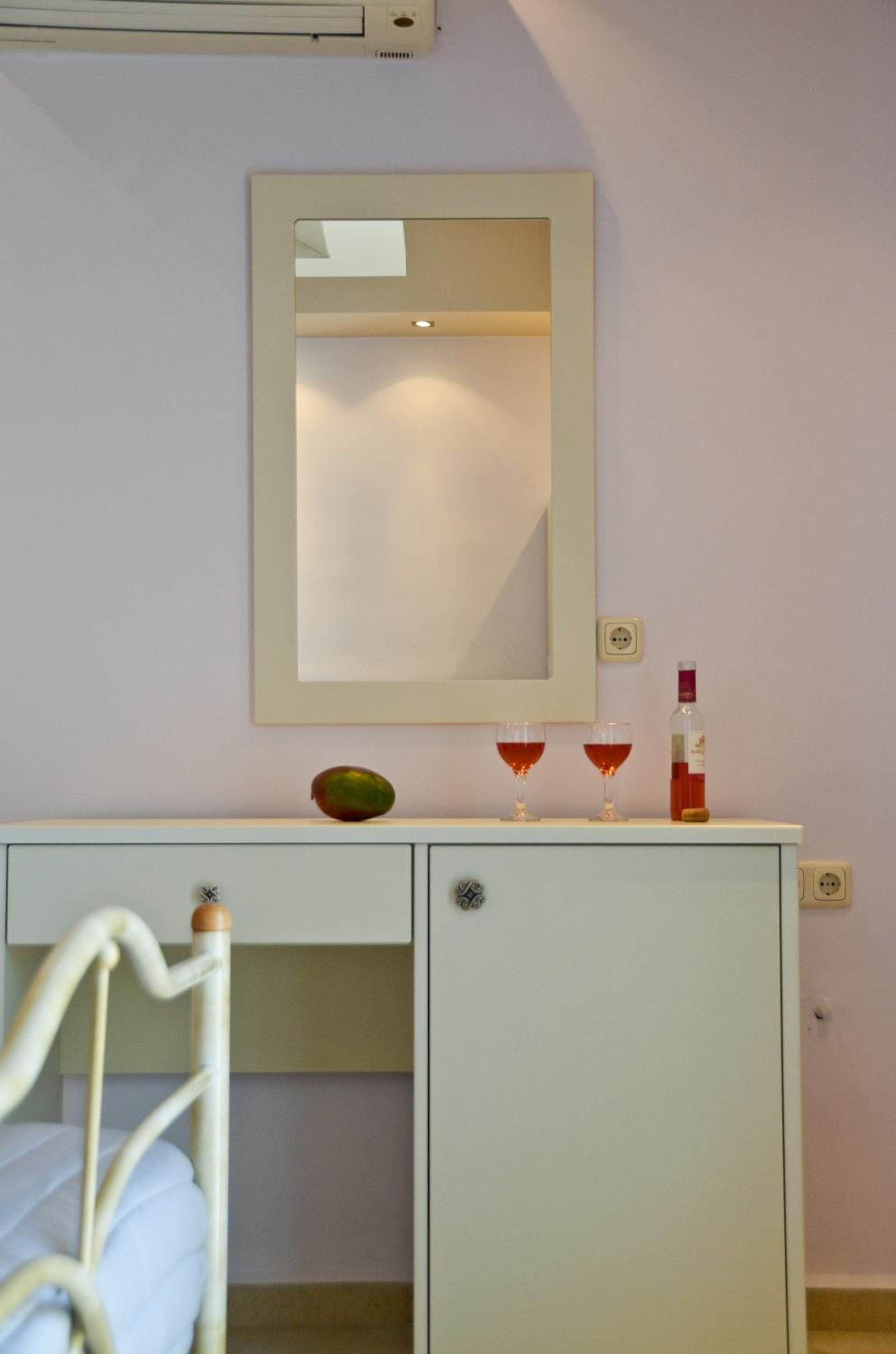 Double Room with Private Balcony - Photo 4