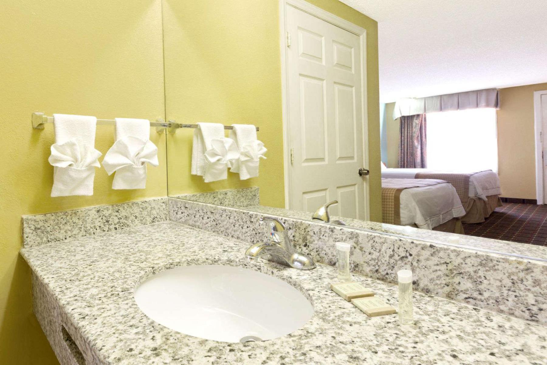 King Room - Non-Smoking - Photo 2