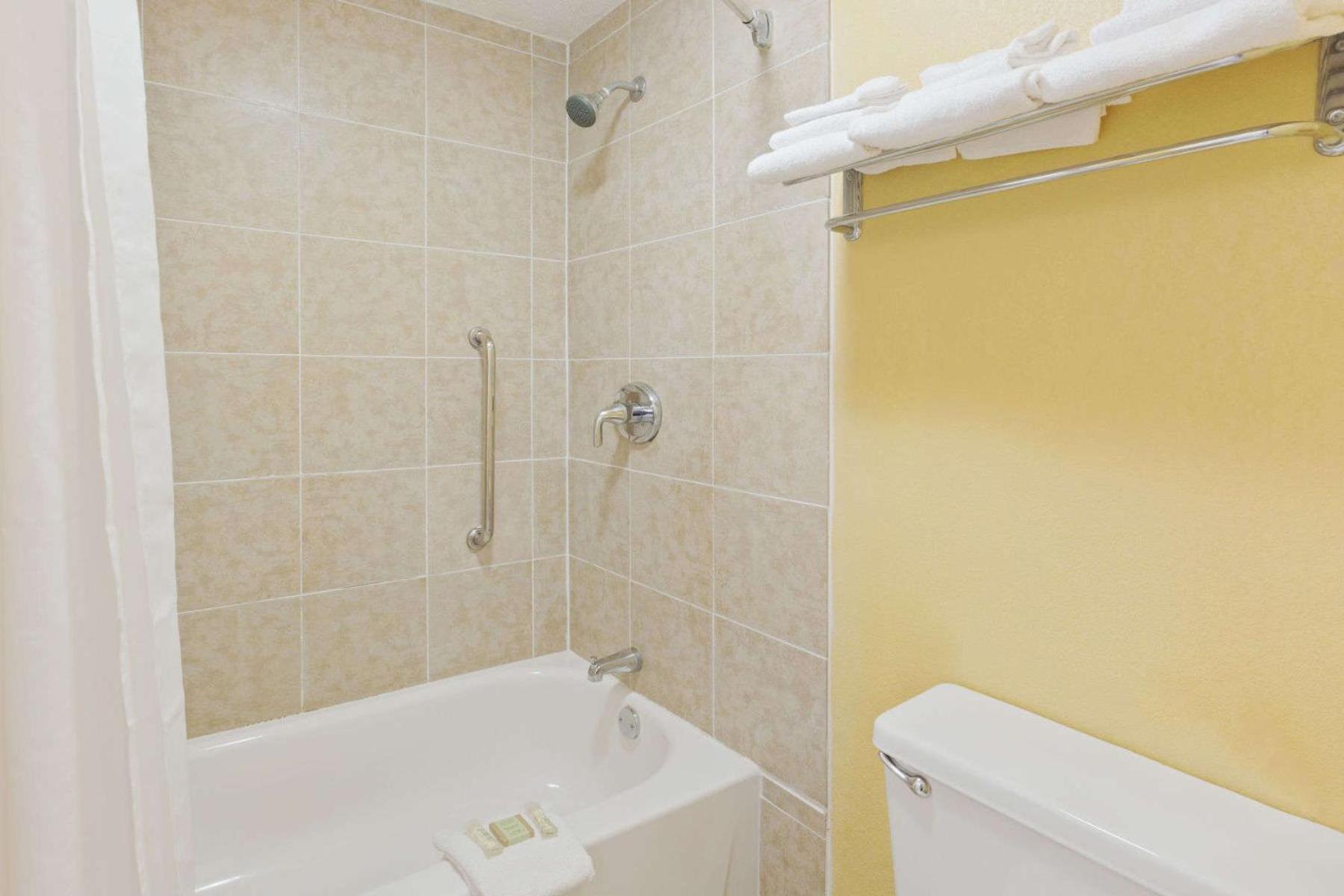 King Room - Non-Smoking - Photo 4