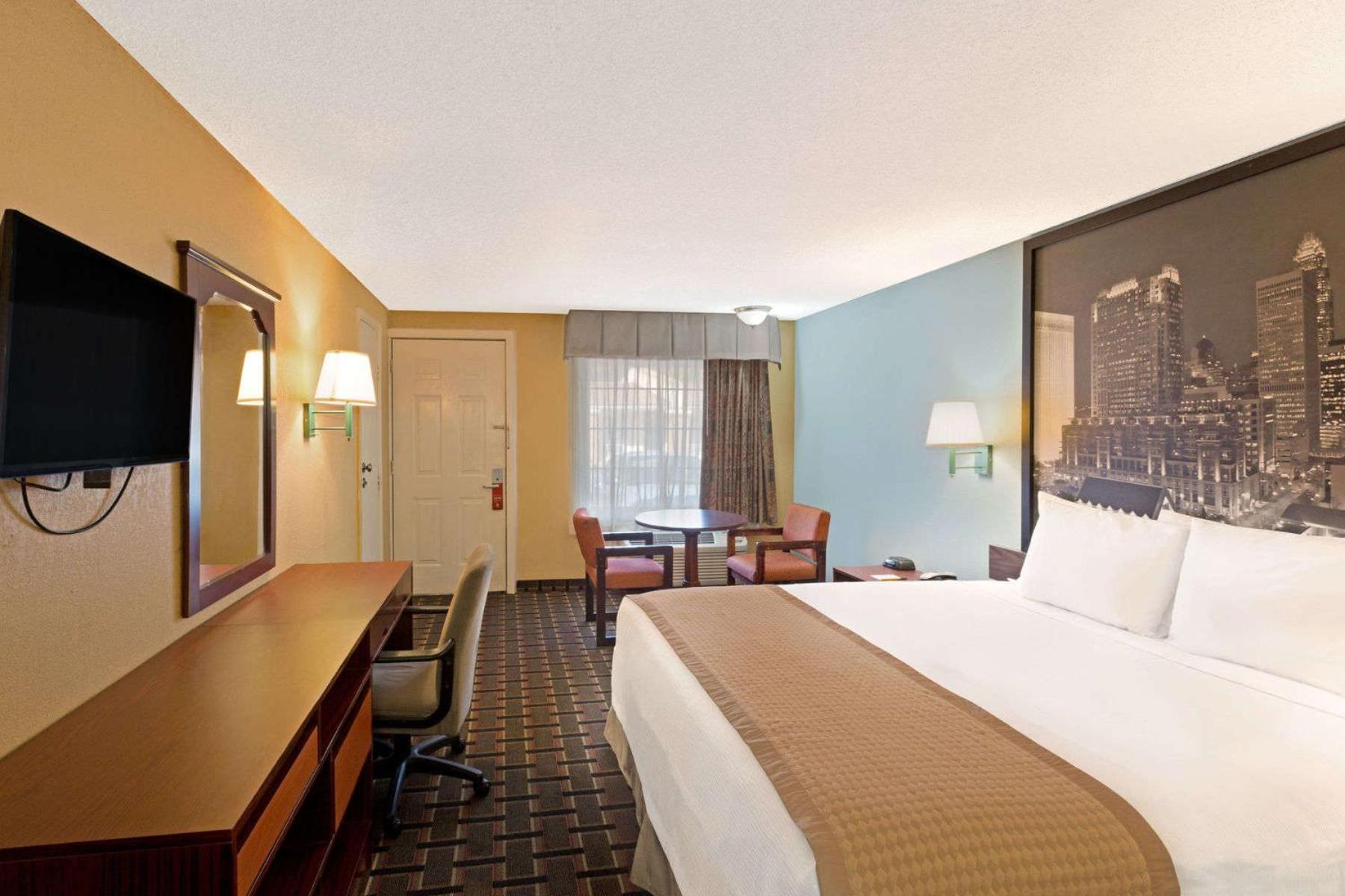 King Room - Non-Smoking - Photo 3