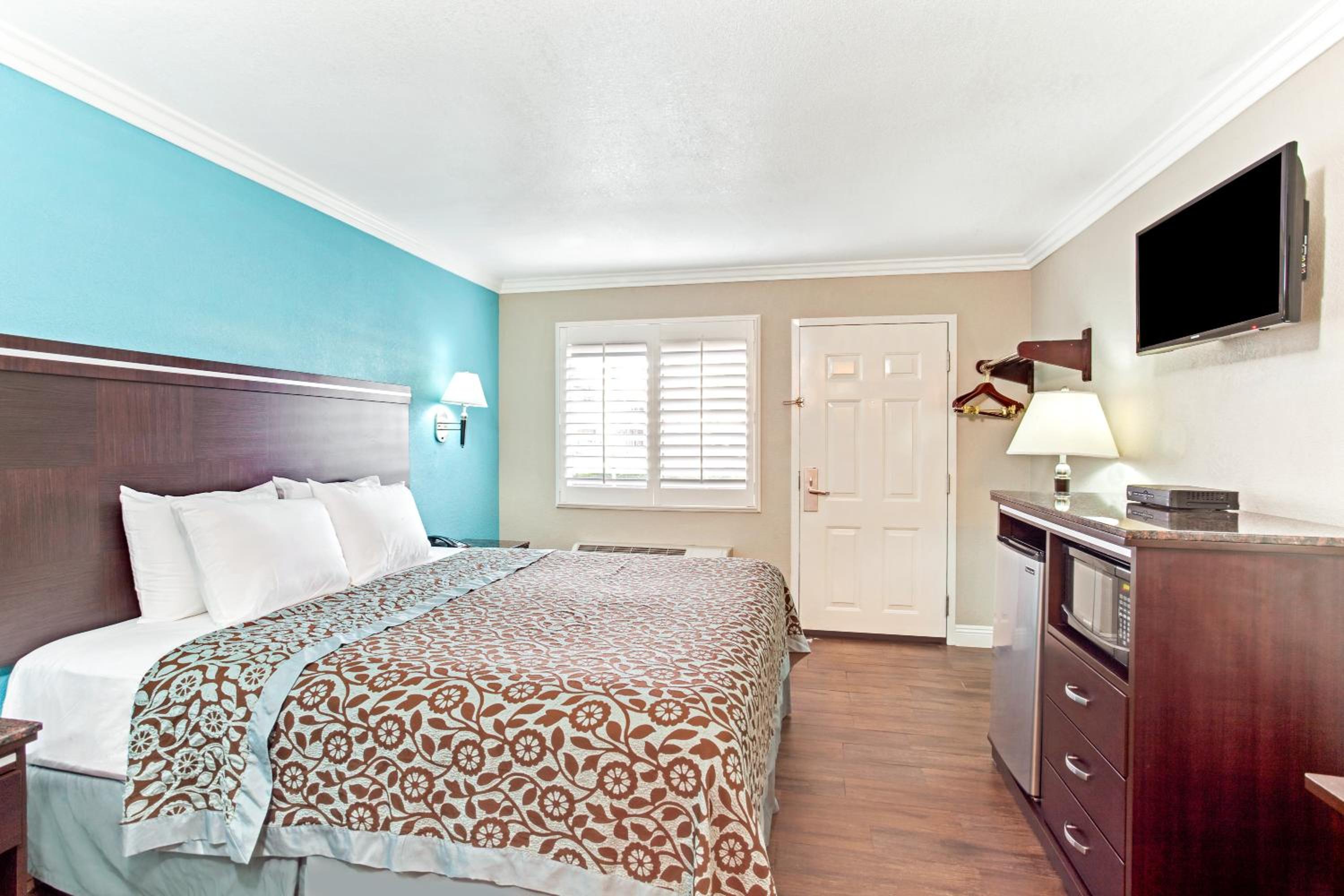 King Room - Non-Smoking - Photo 5