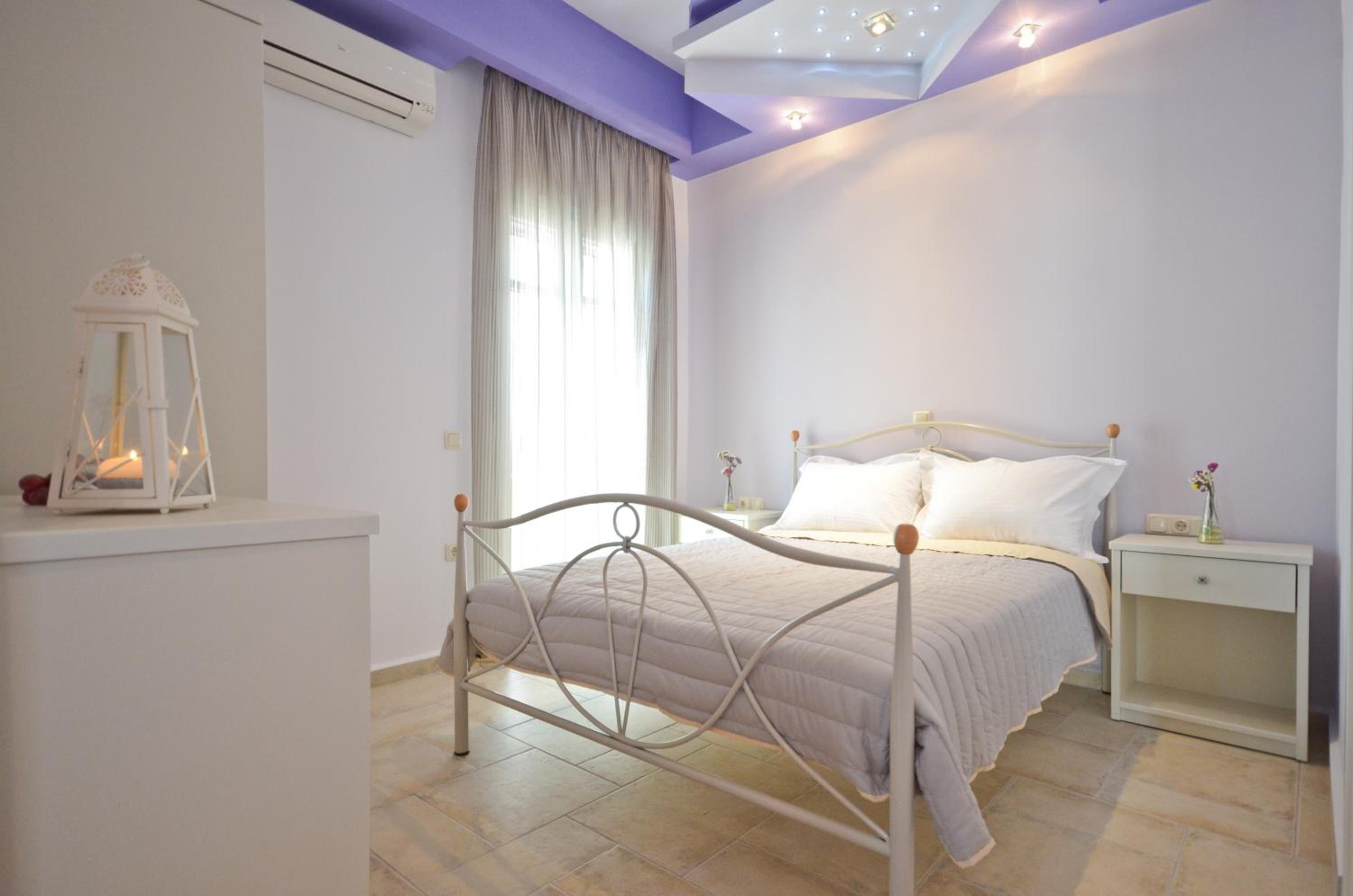 Family Room with Private Balcony - Photo 7