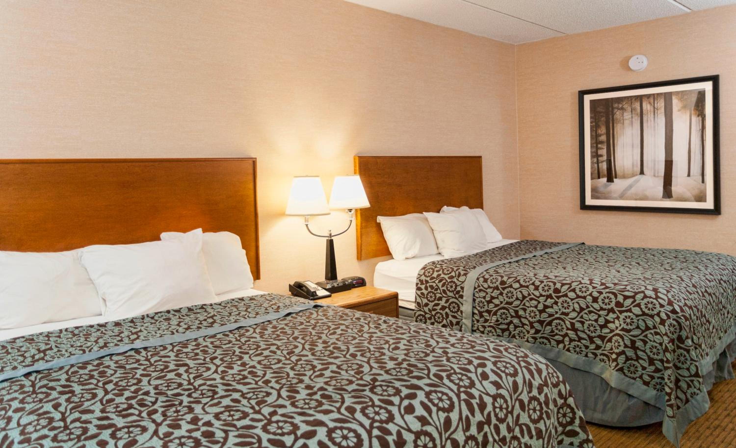 Deluxe Queen Room with Two Queen Beds - Non-Smoking photo 3