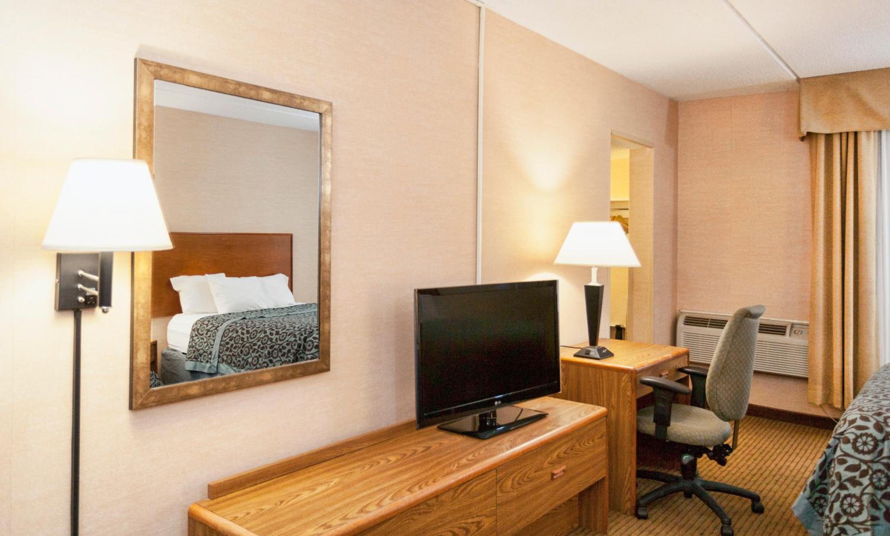 Queen Room with Two Queen Beds - Non-Smoking photo 3