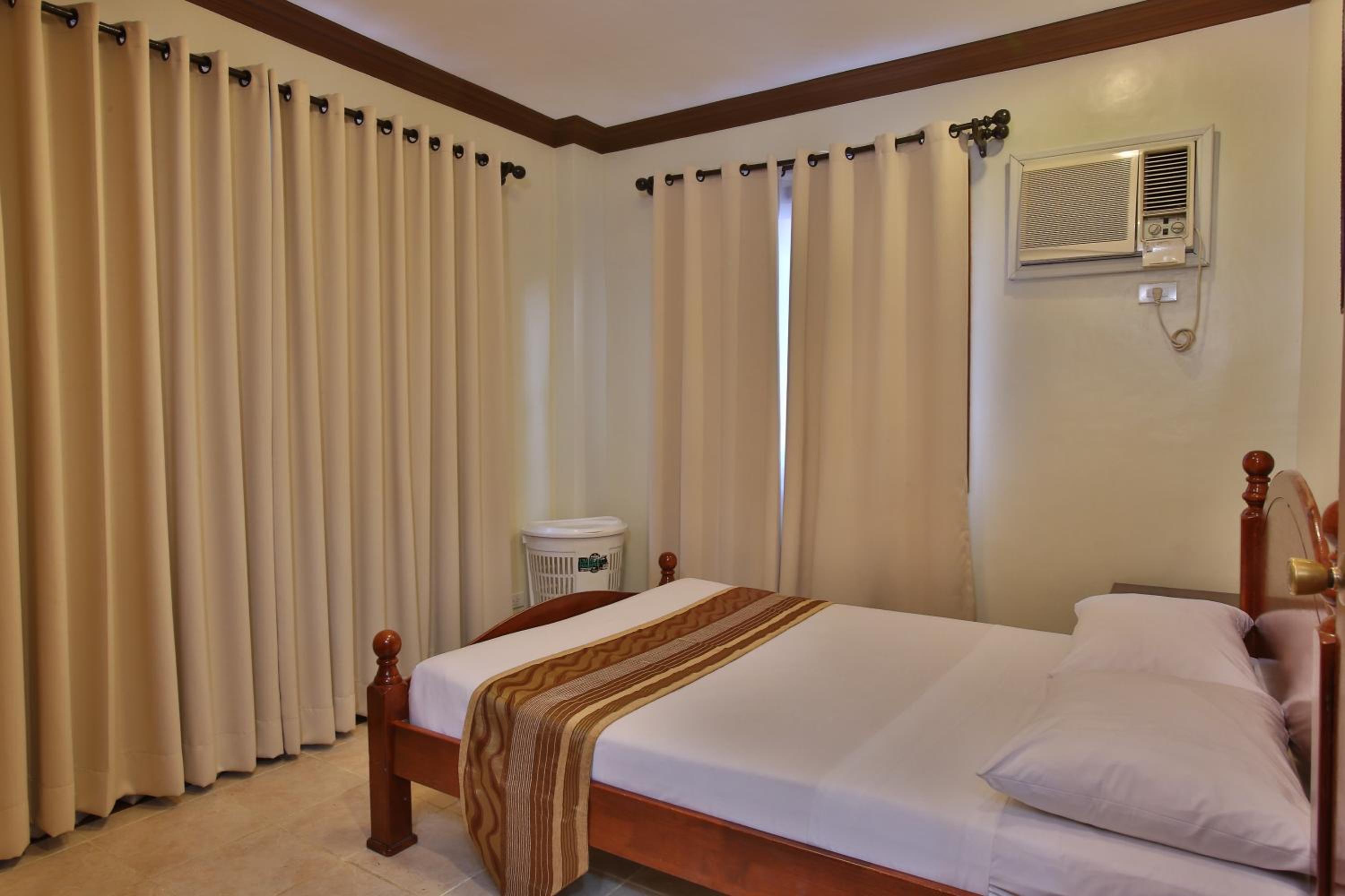 Three-Bedroom Villa - Photo 2