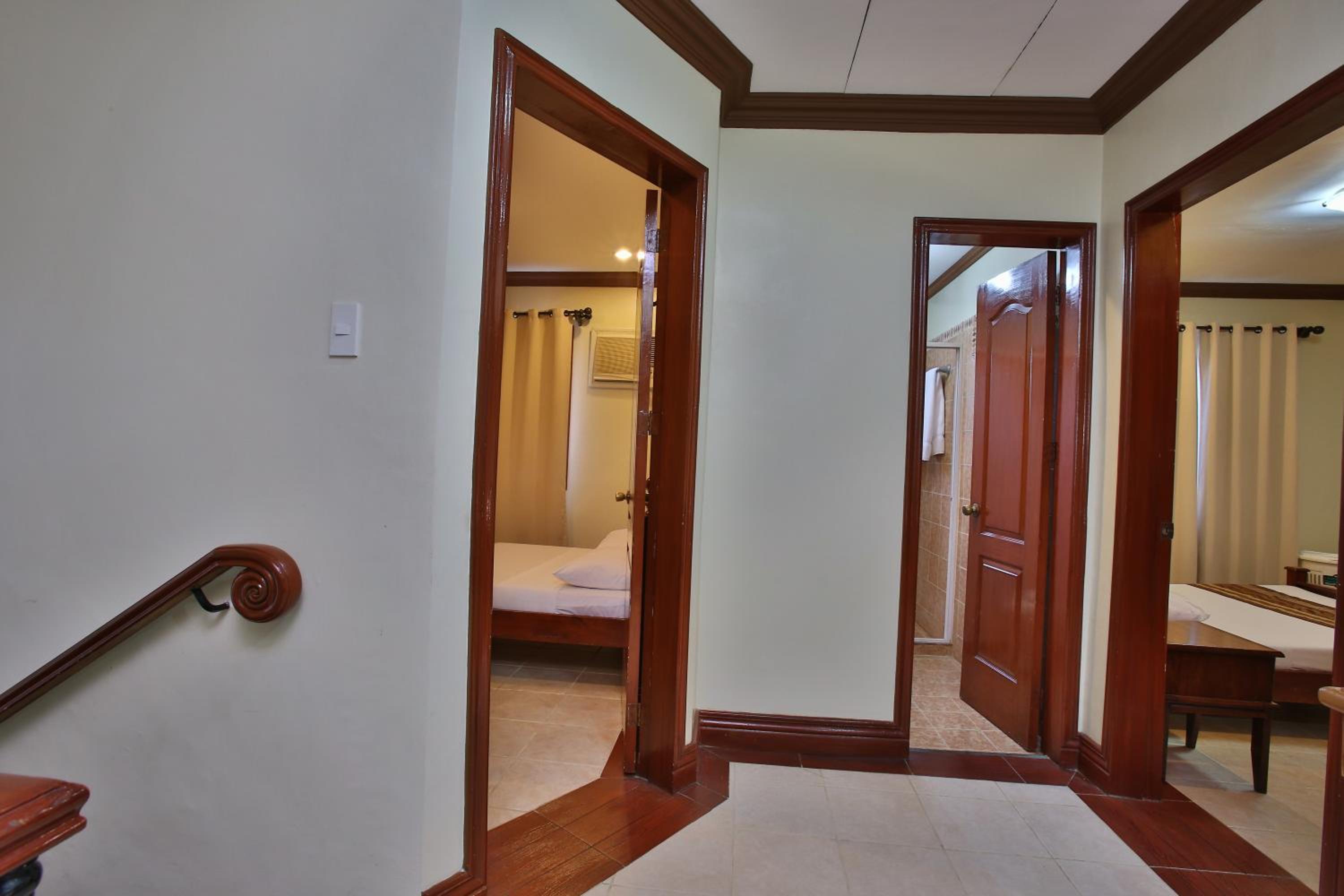Three-Bedroom Villa - Photo 4