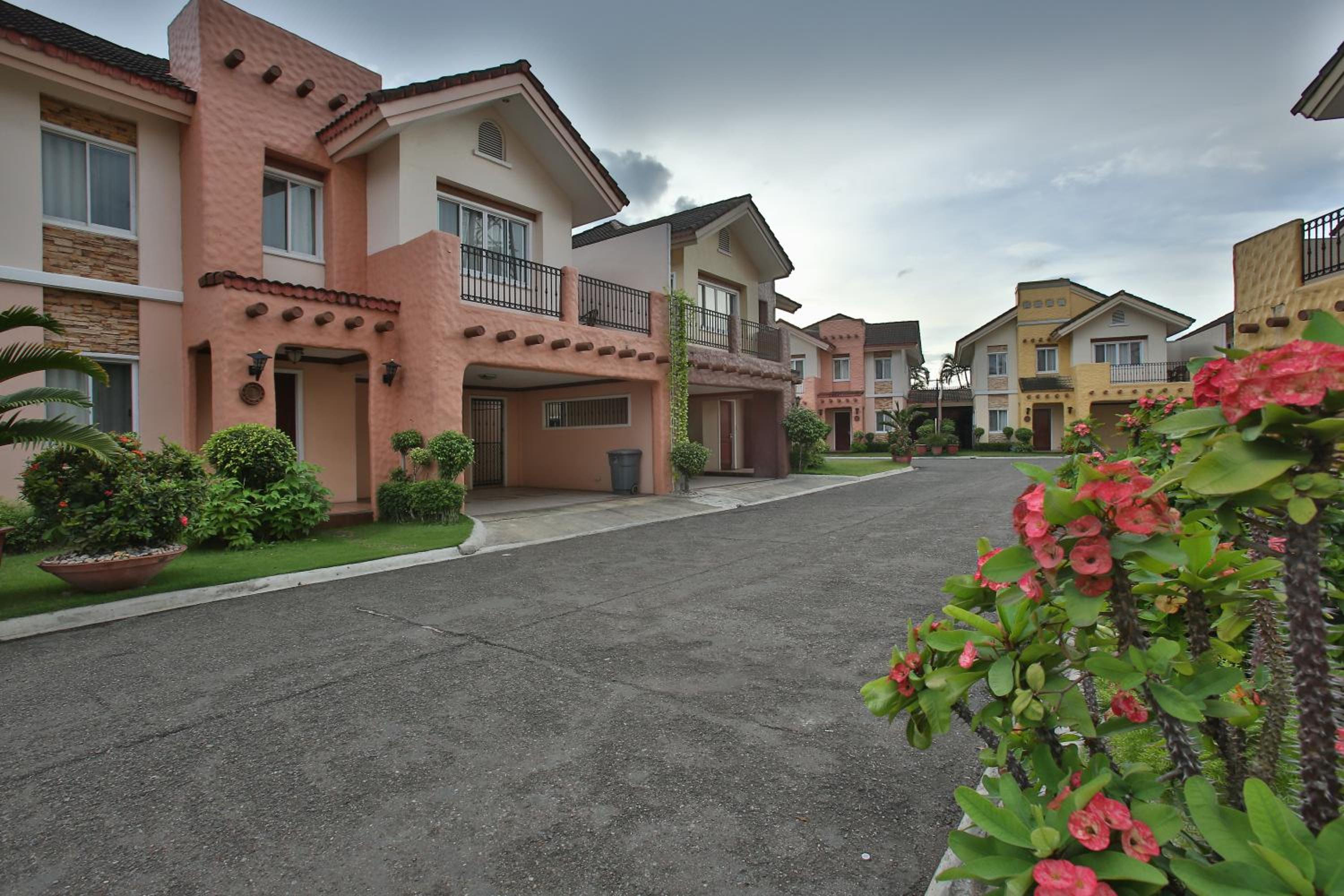 Three-Bedroom Villa - Photo 6