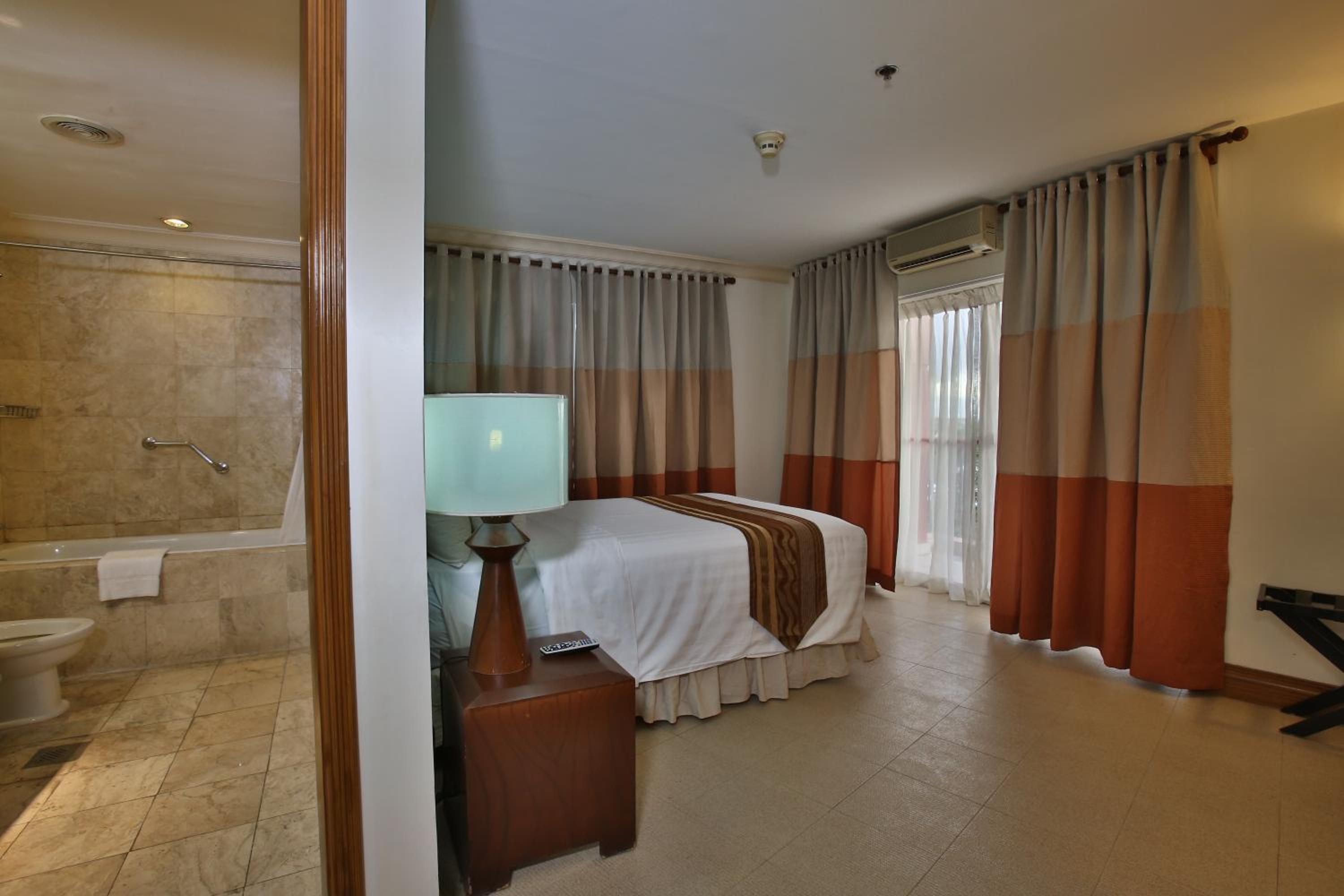 Deluxe Two-Bedroom Suite - Photo 4