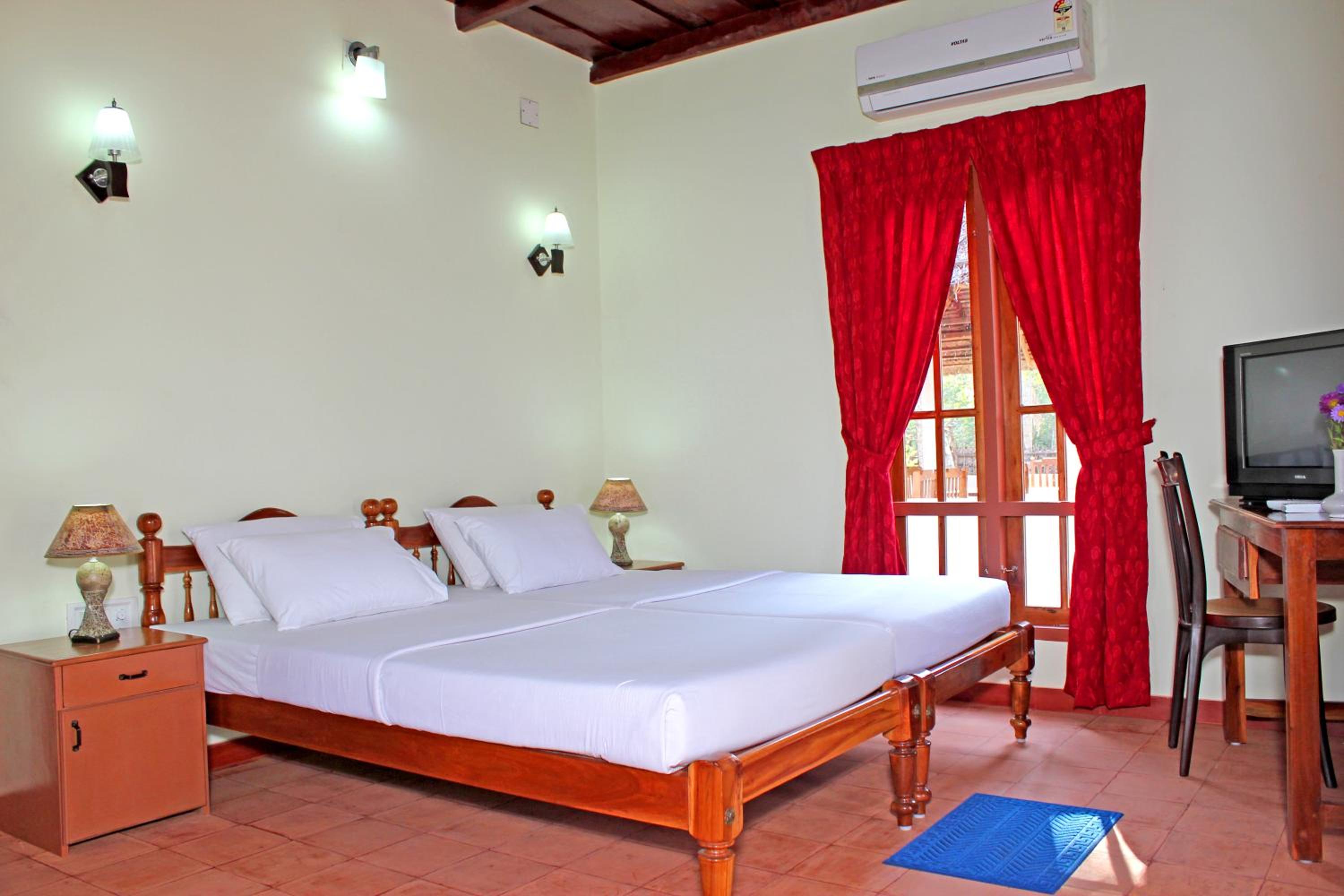 Deluxe Double or Twin Room with Lake View photo 2