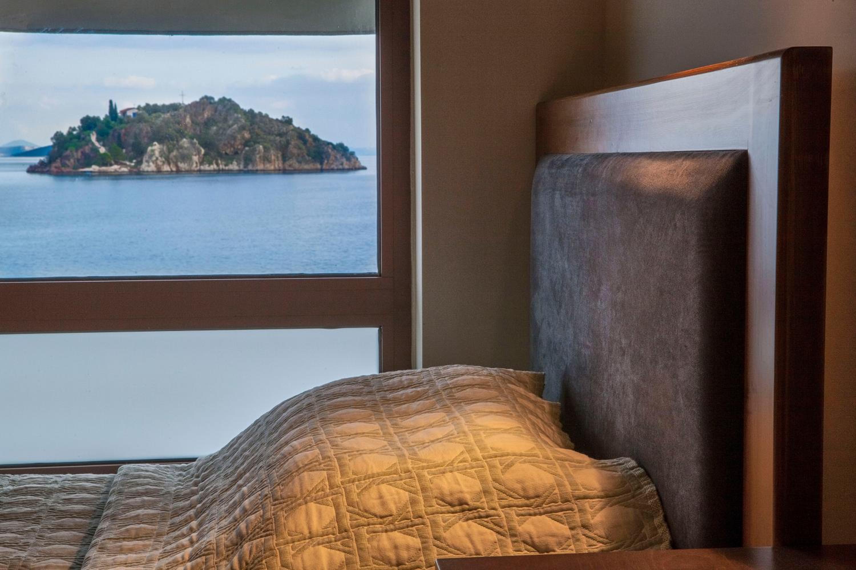 Suite (5 adults) with Jacuzzi and Sea view - Photo 2