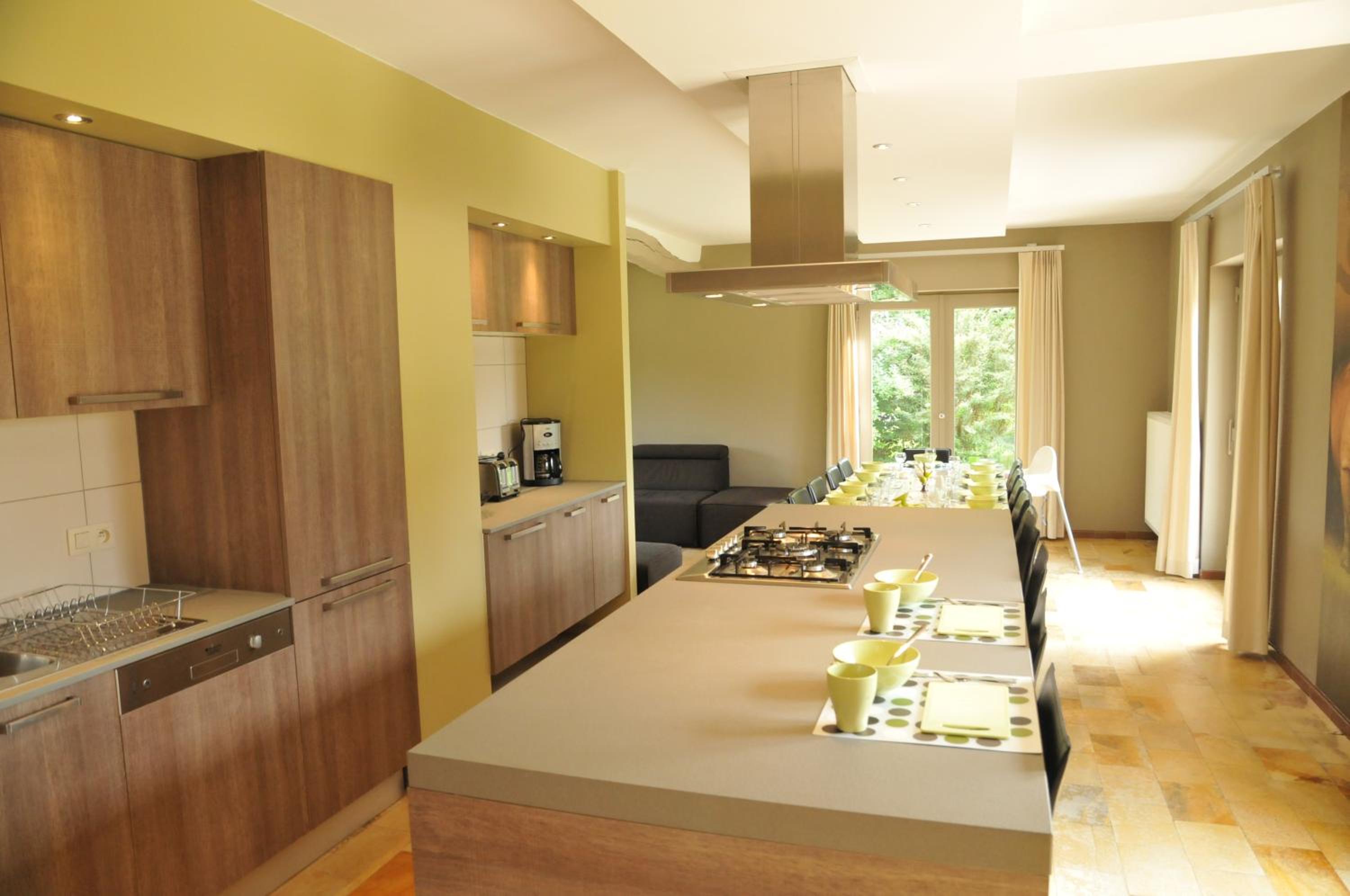 Seven-Bedroom House photo 2