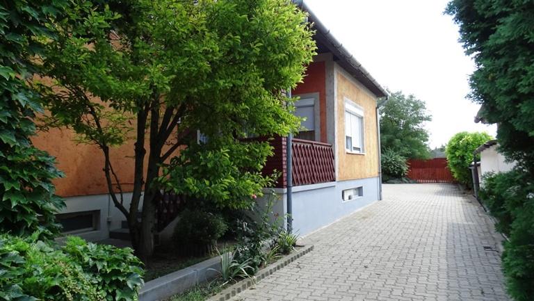 Five-Bedroom House photo 2