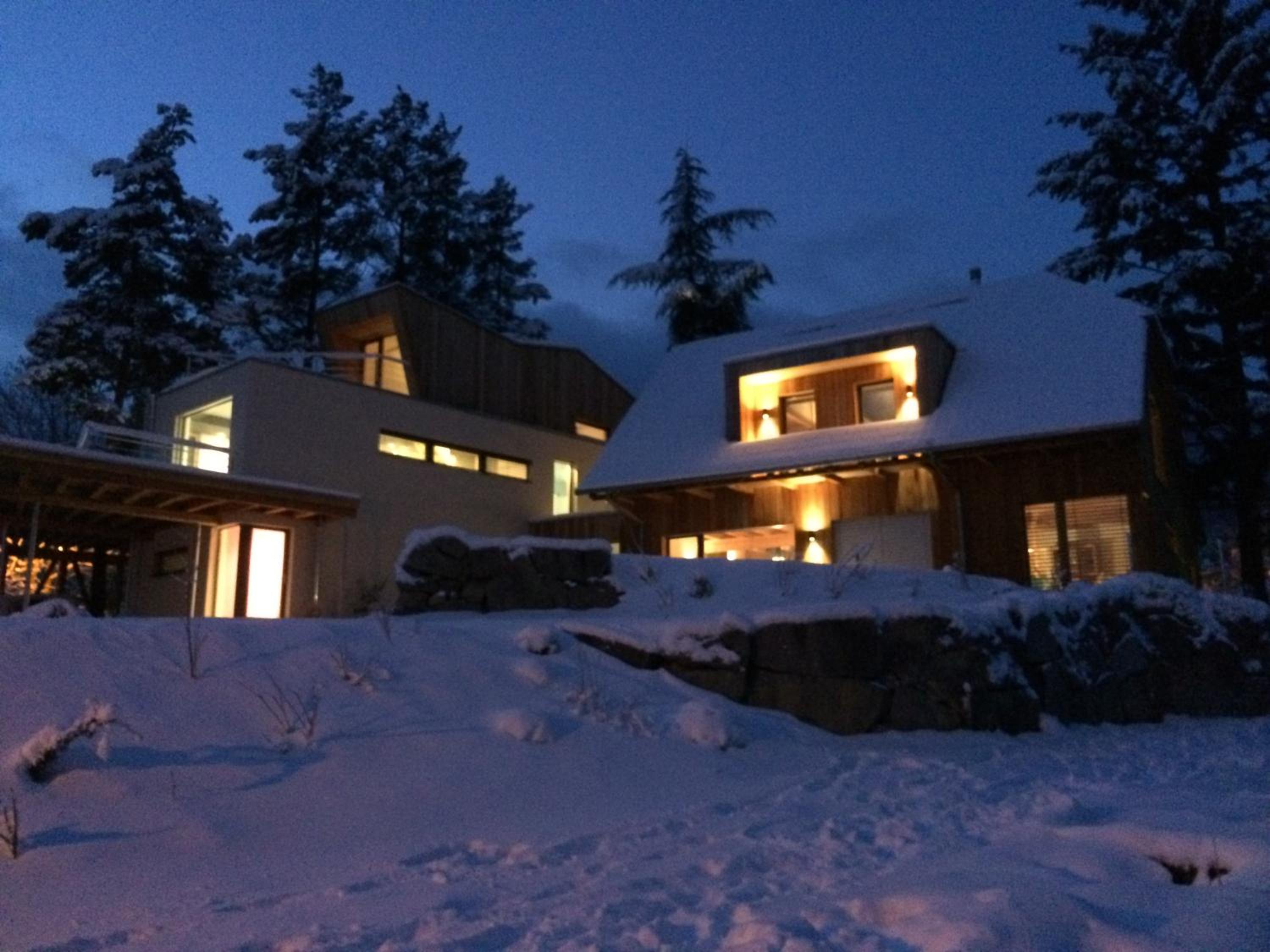Five-Bedroom House photo 3