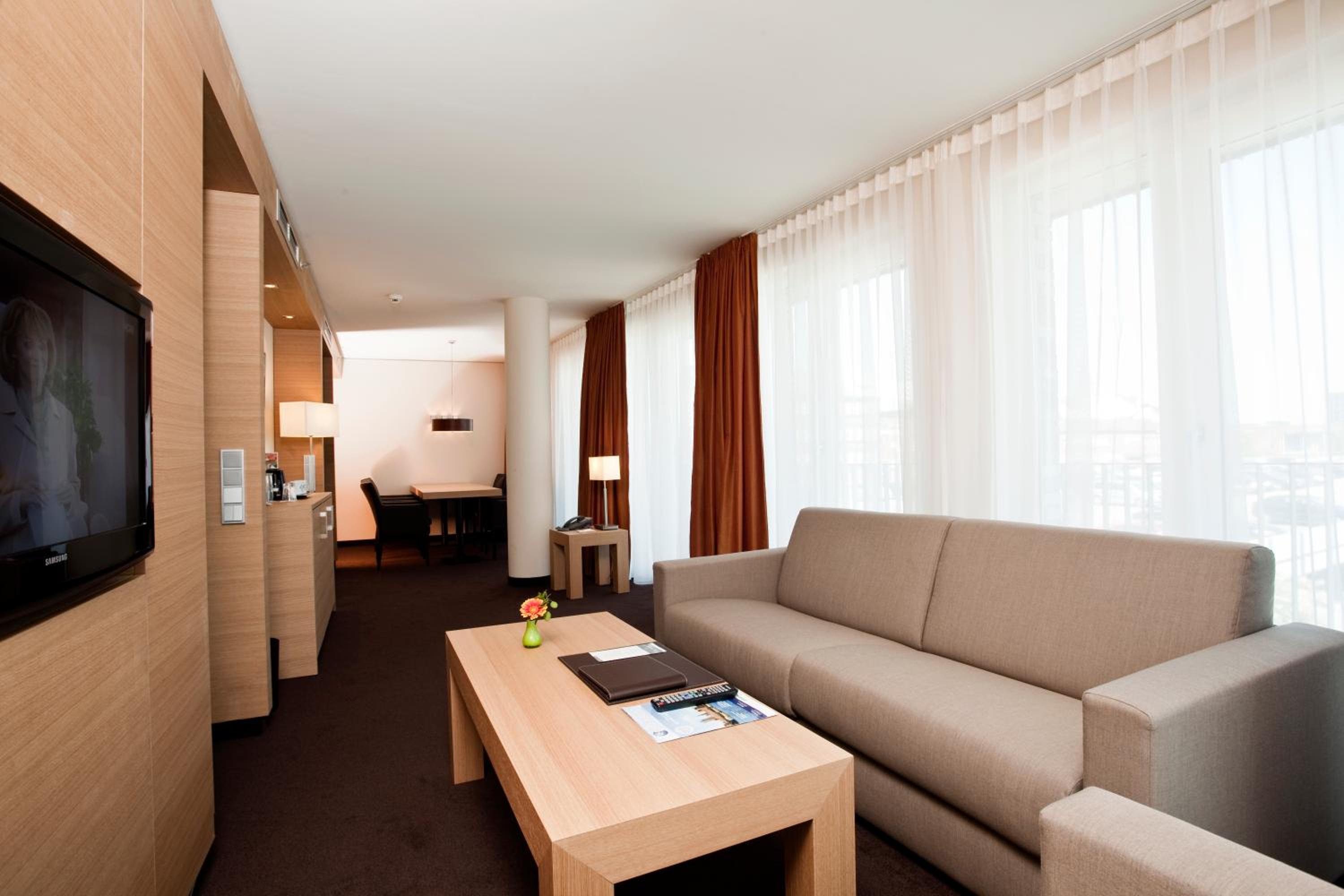 Suite - Photo 12