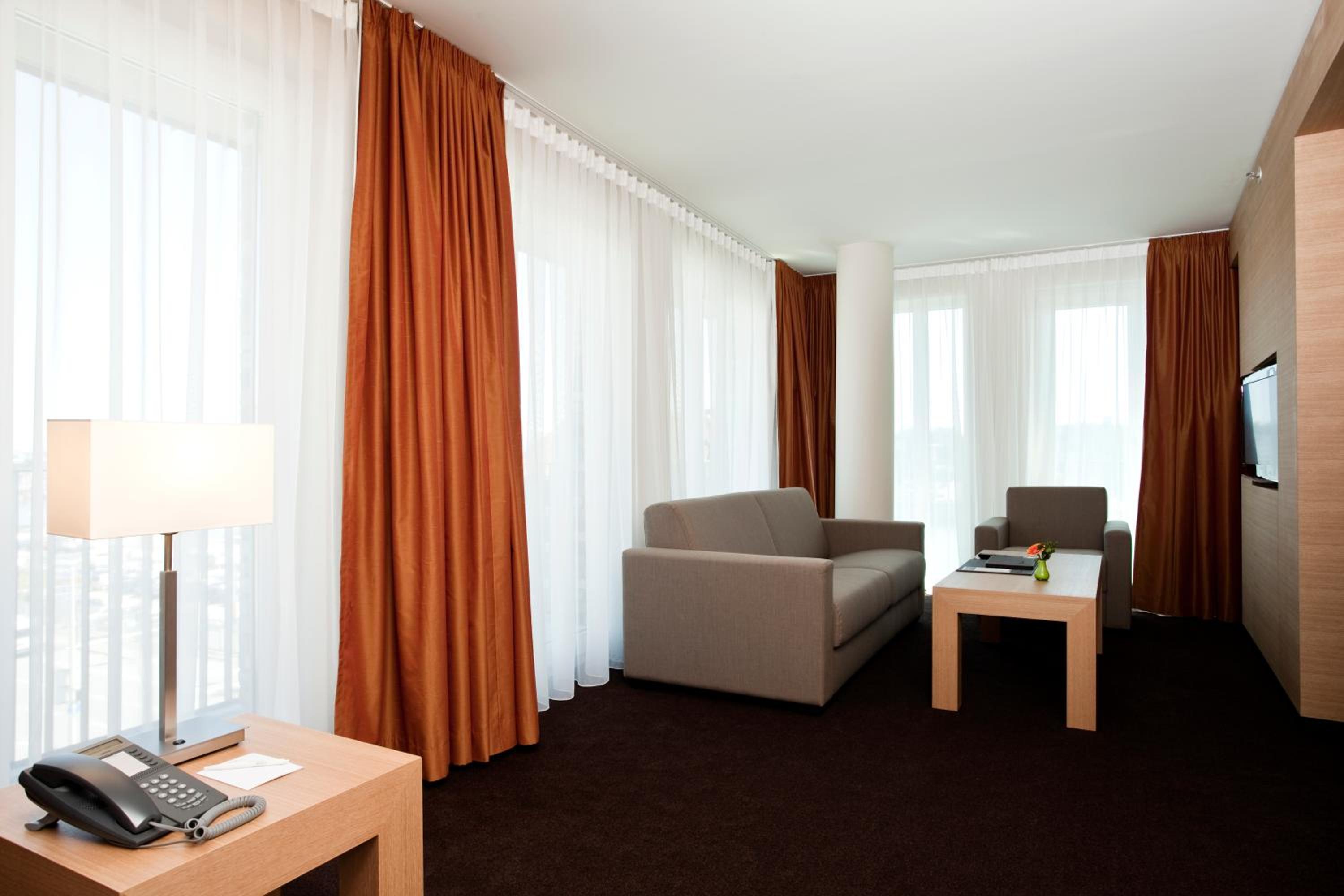 Suite - Photo 11