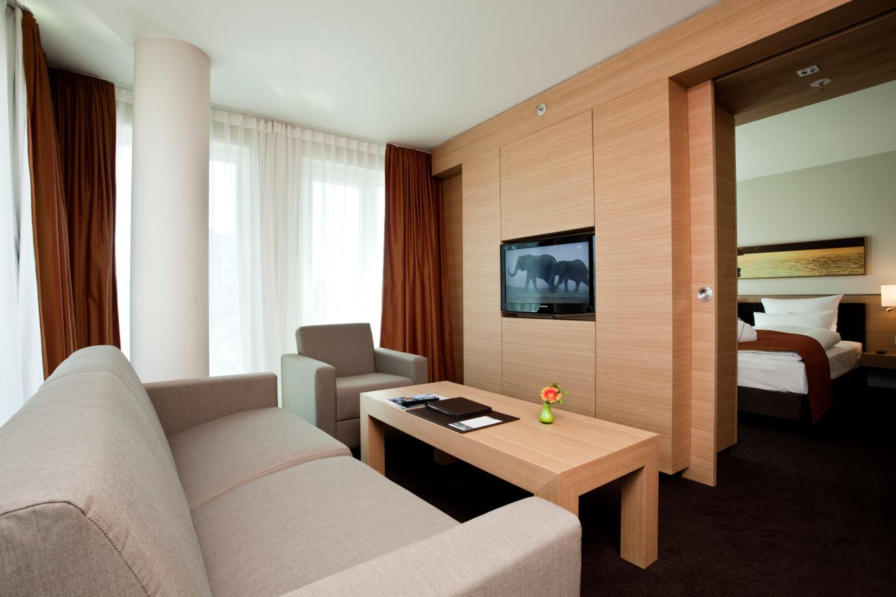 Suite - Photo 10