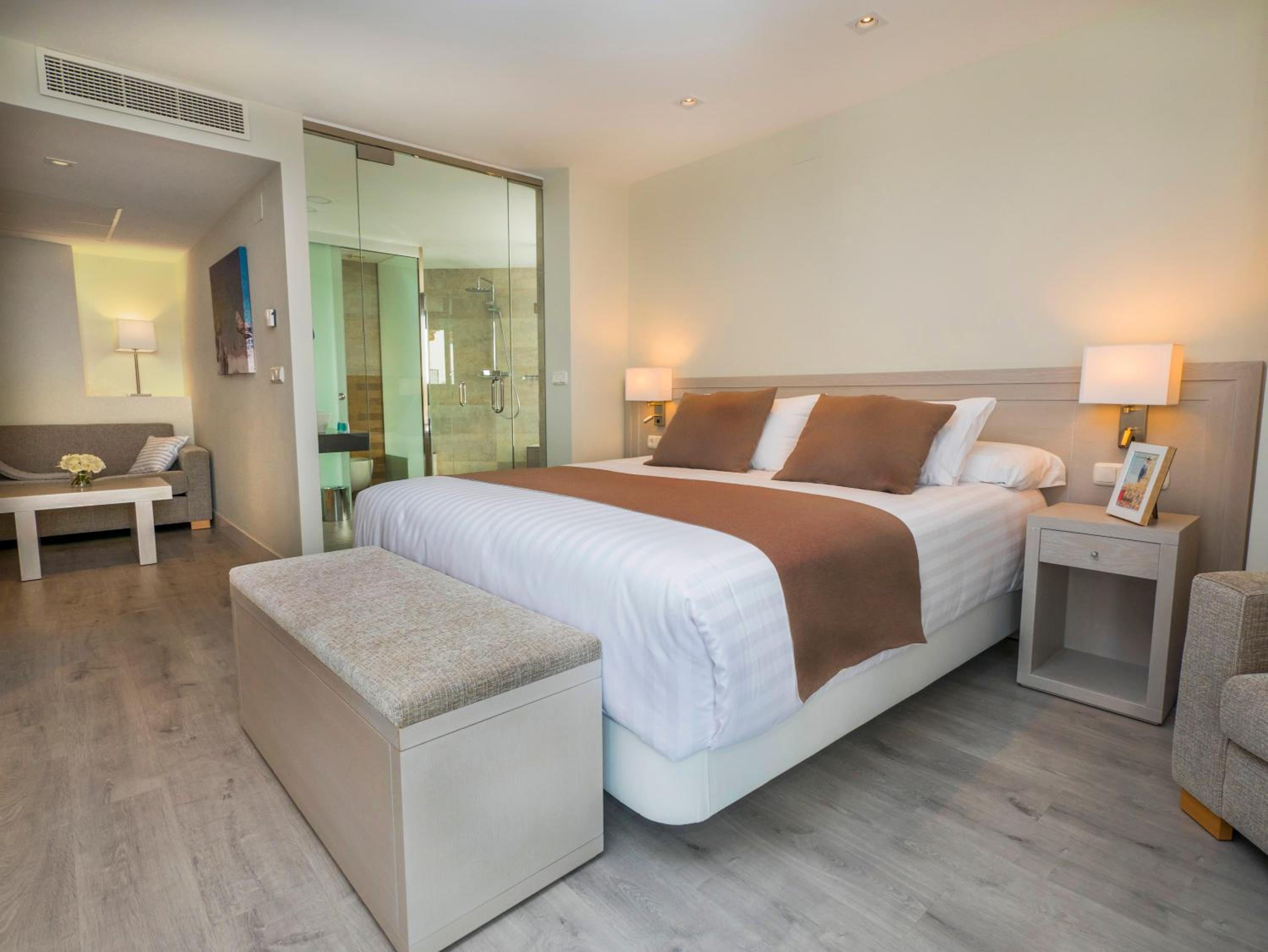 Junior Suite with Hot Tub - Photo 7
