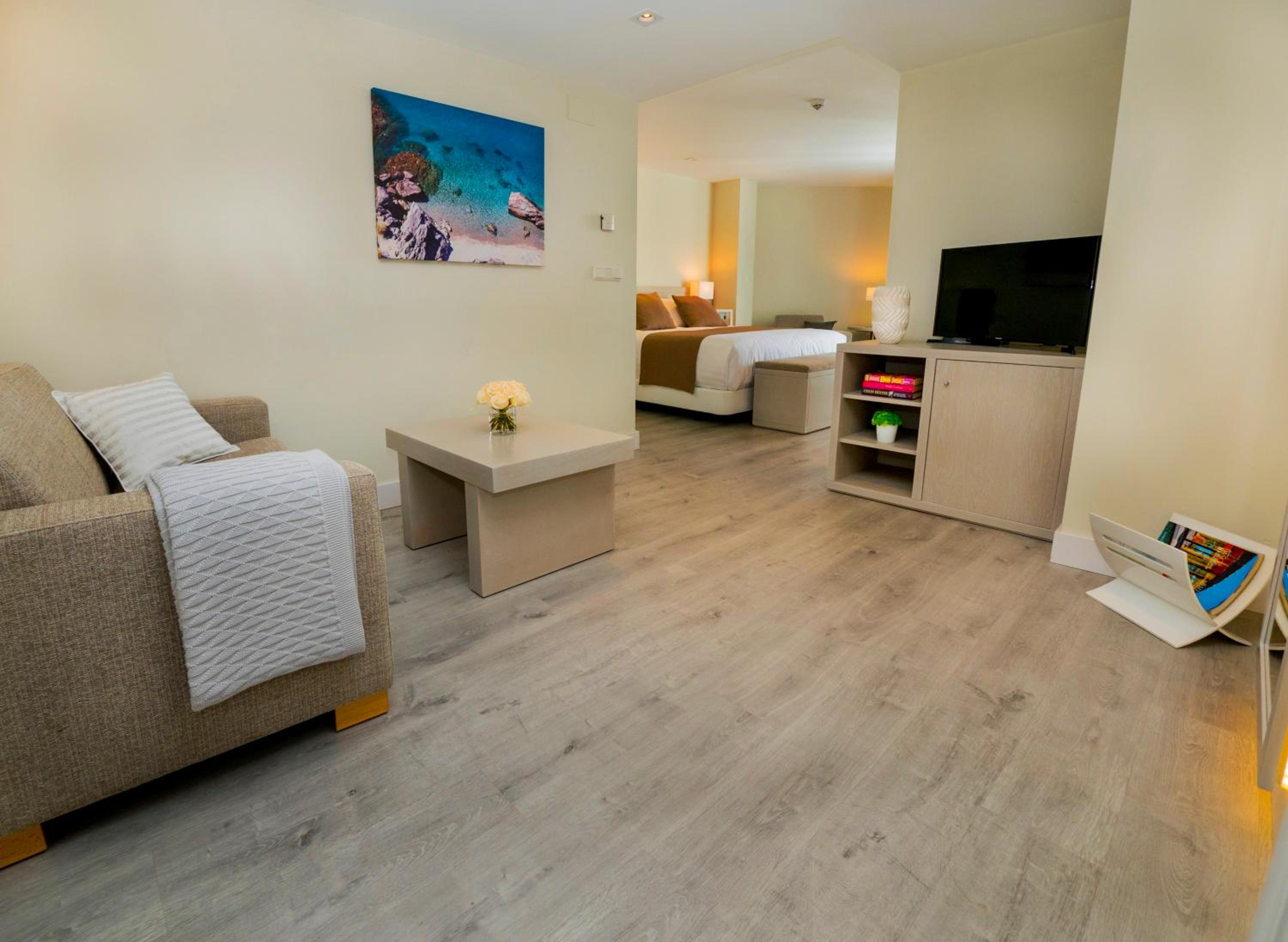 Junior Suite with Hot Tub - Photo 6
