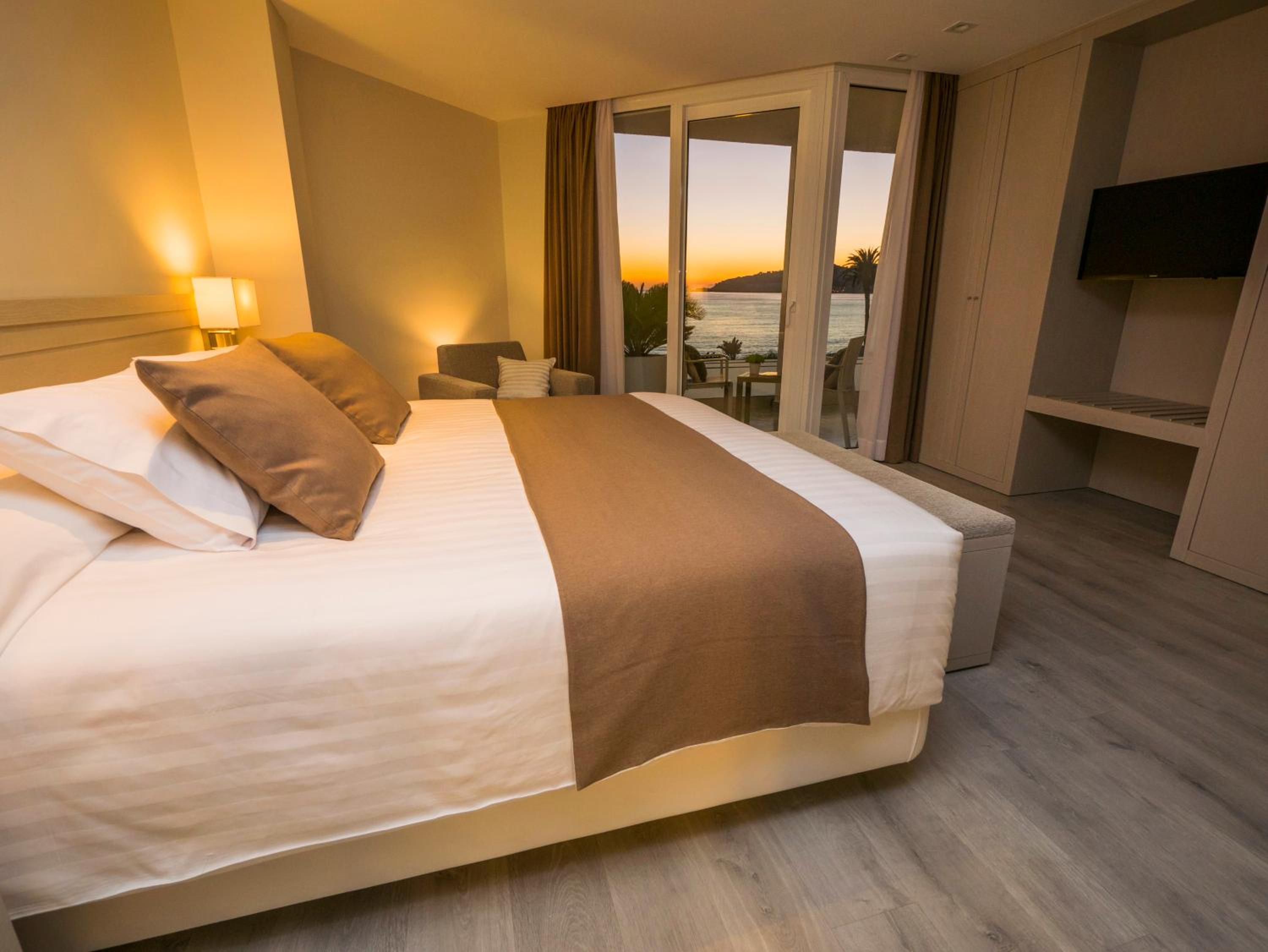 Junior Suite with Hot Tub - Photo 5