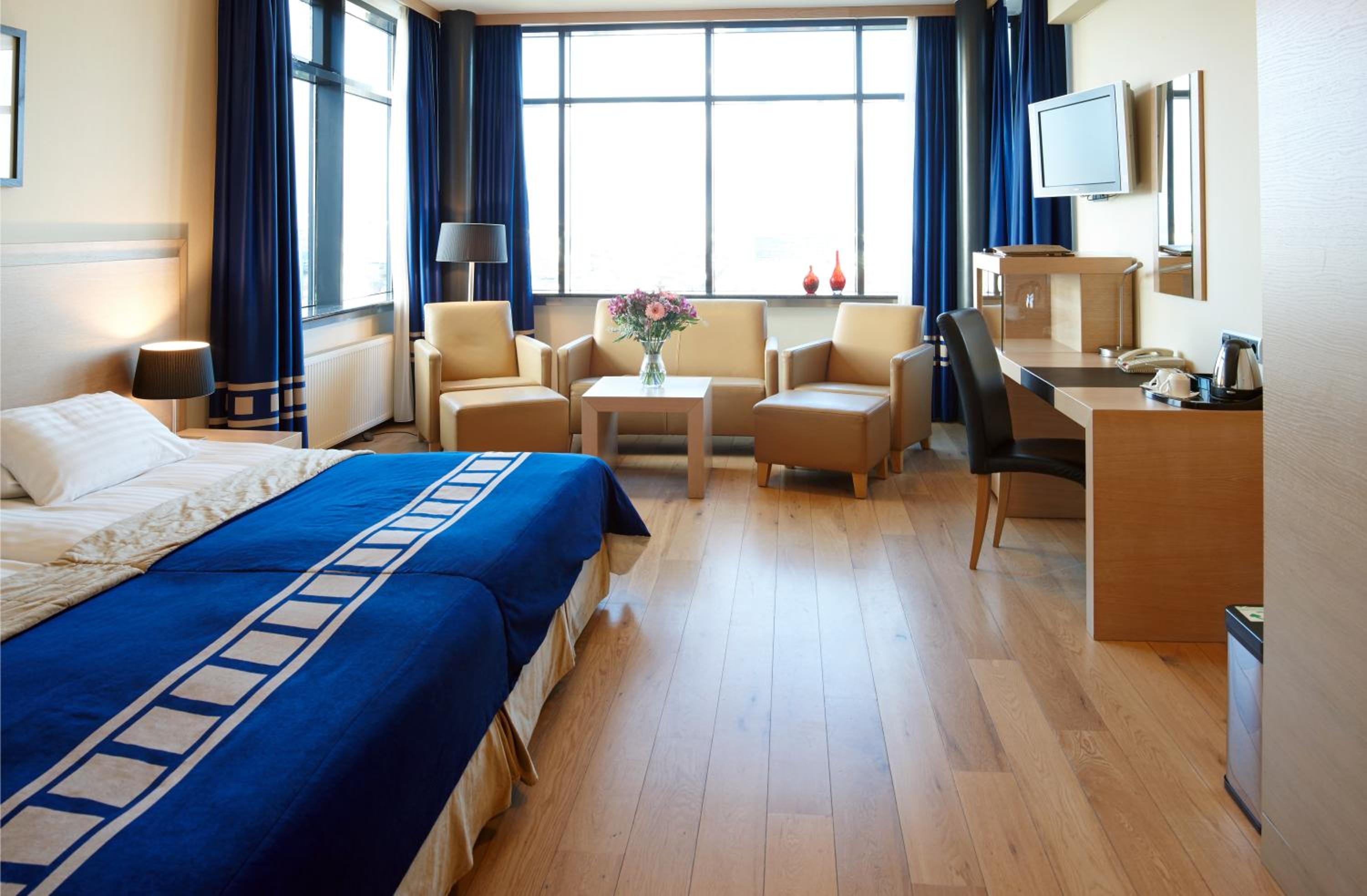 Relax in style with a cozy, modern atmosphere.
