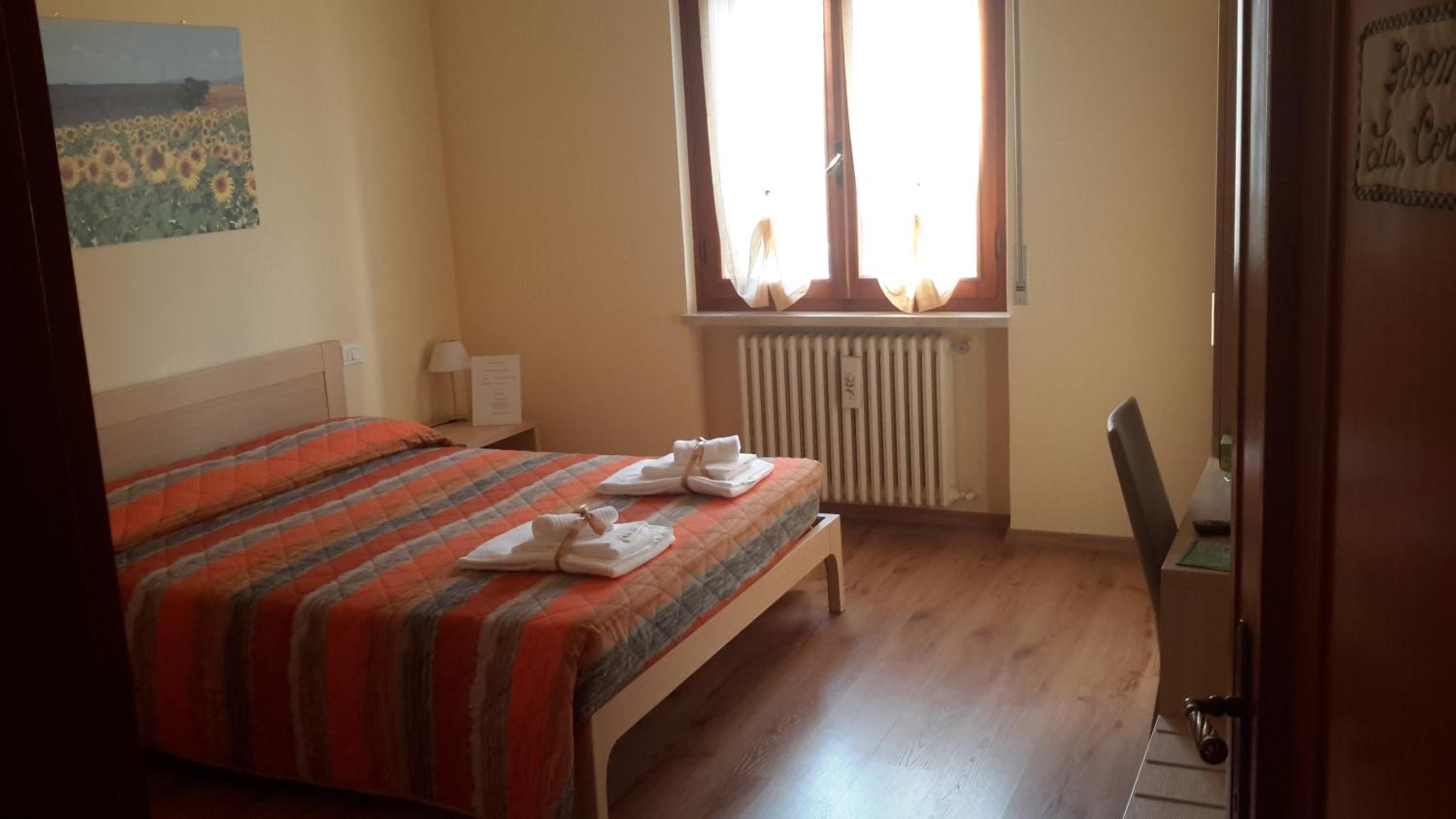 Large Double Room with Private Bathroom - Photo 8