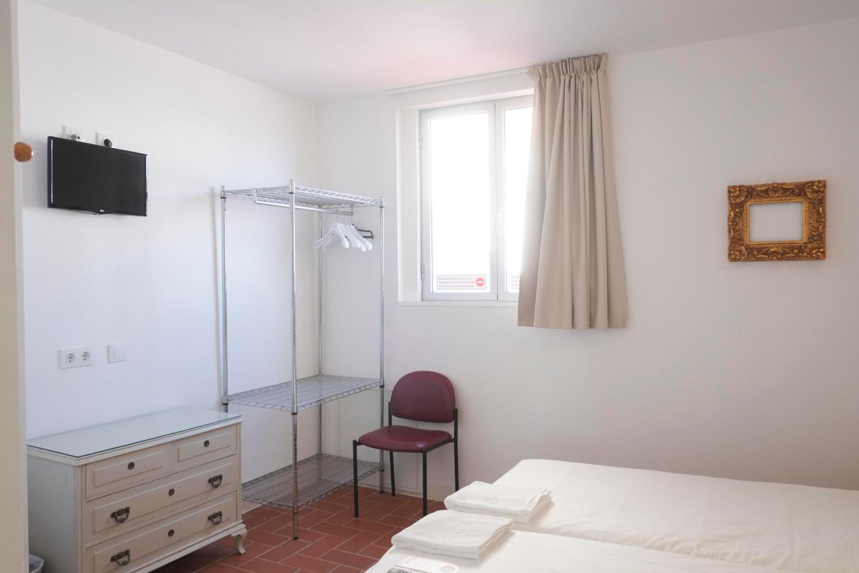 Twin Room with Private Bathroom photo 2