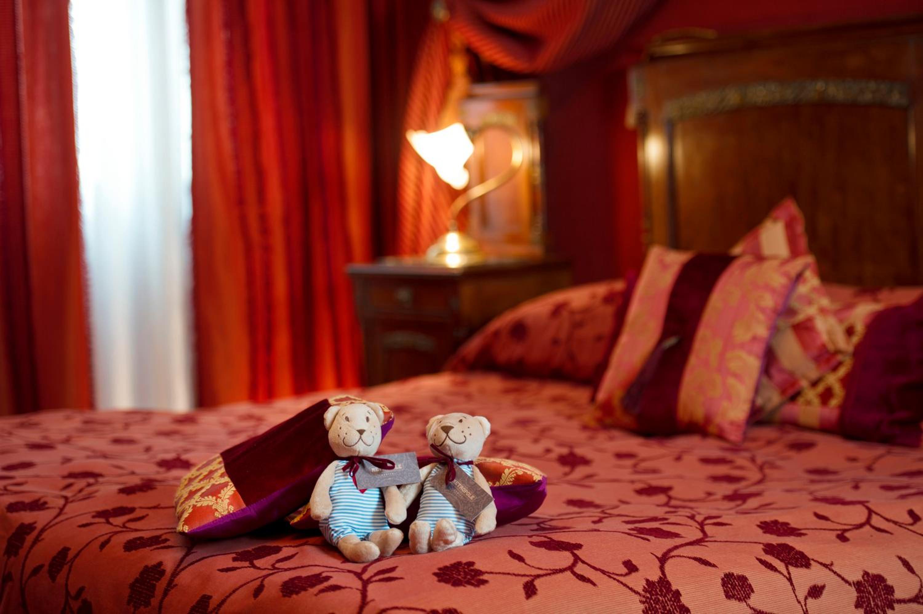 Grand Deluxe Room thumbnail 5