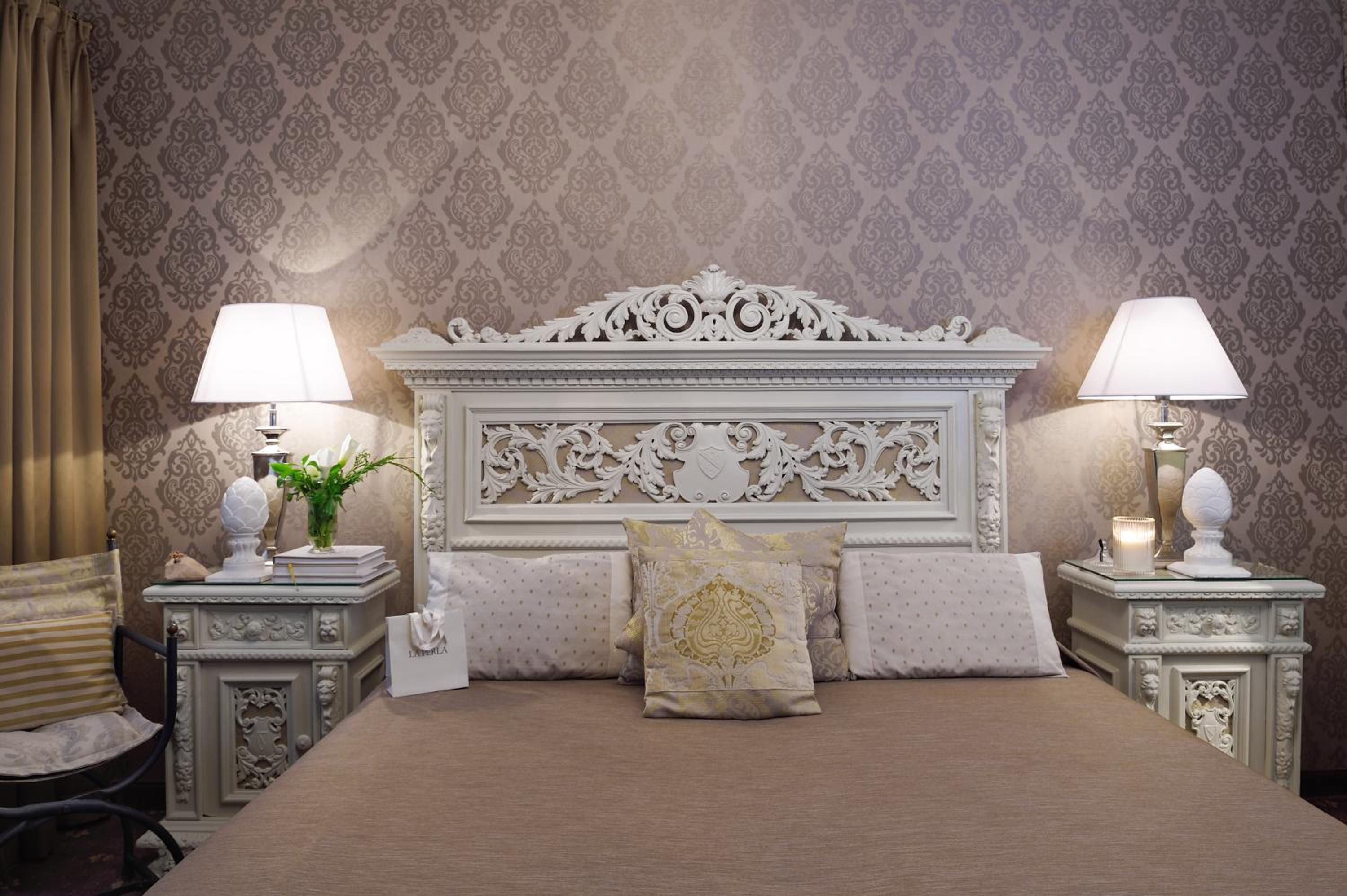 Deluxe Room thumbnail 6