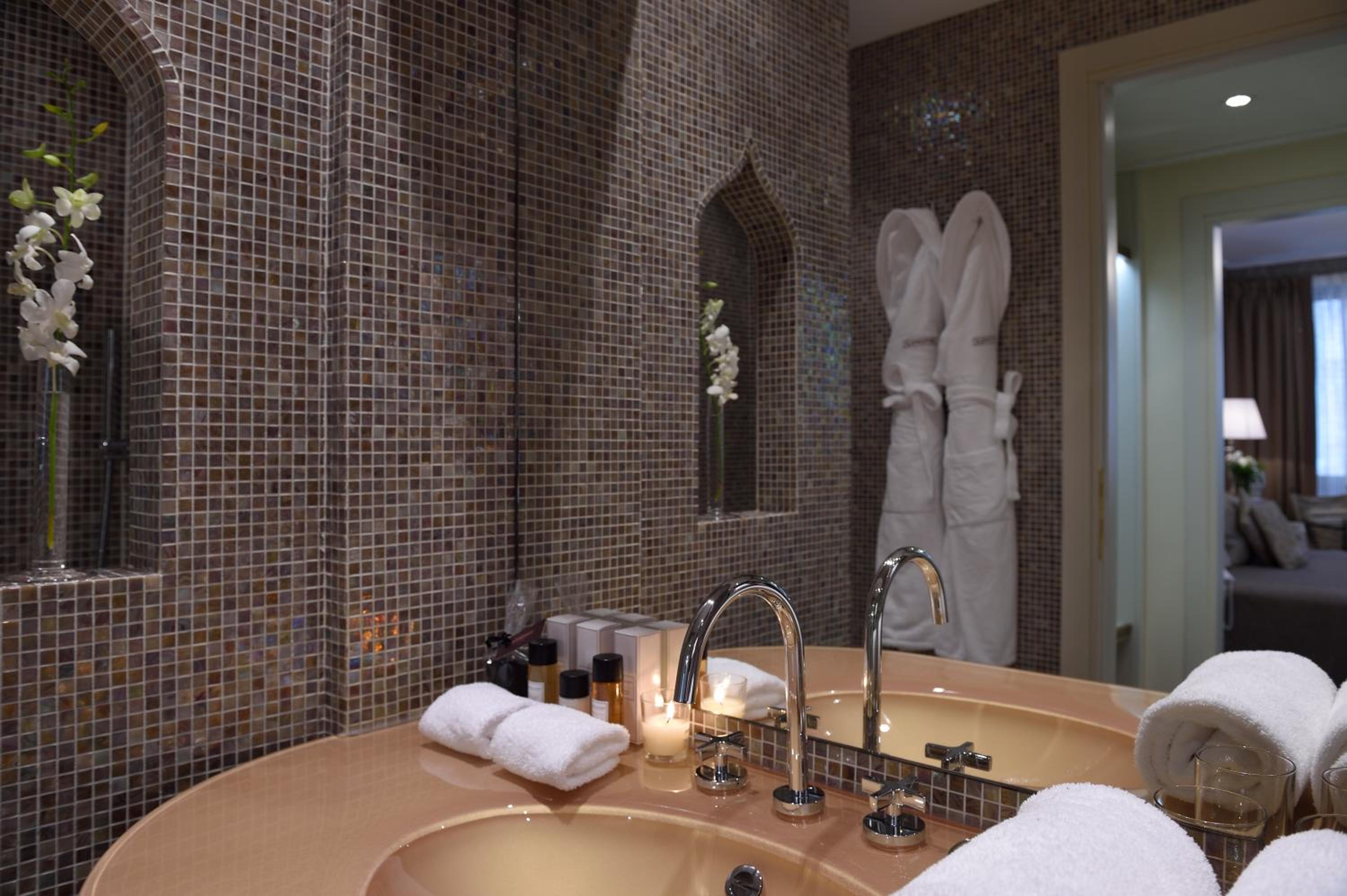 Deluxe Room thumbnail 5