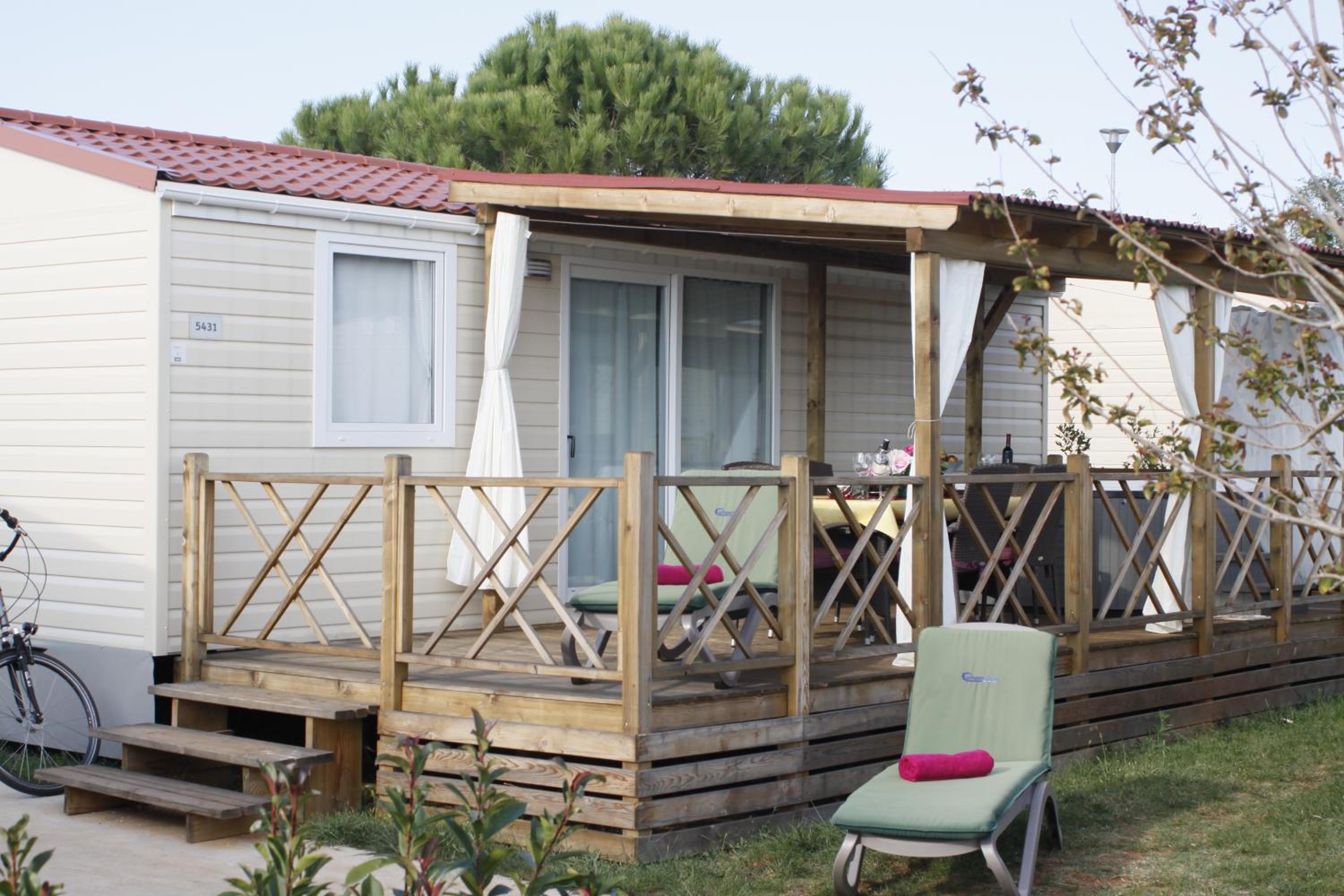 Two-Bedroom Mobile Home with Hot Tub photo 3
