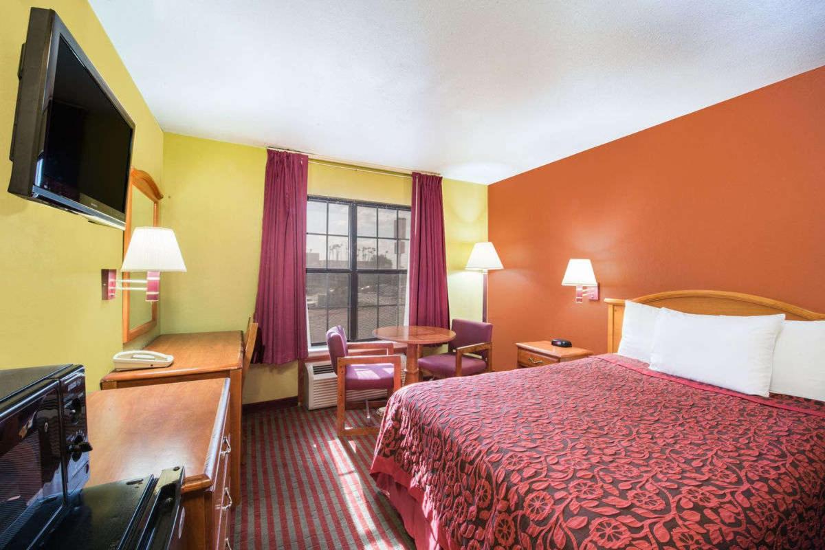 Queen Room with Roll-In Shower - Mobility/Hearing Accessible - Non-Smoking - Photo 5