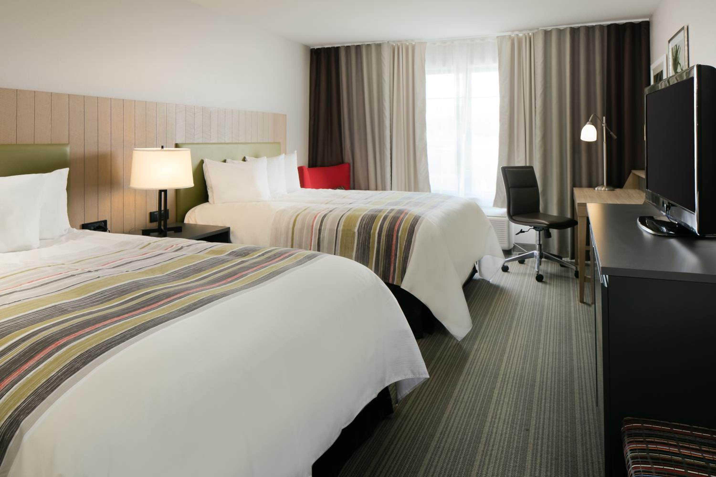 Queen Room with Two Queen Beds - Photo 2