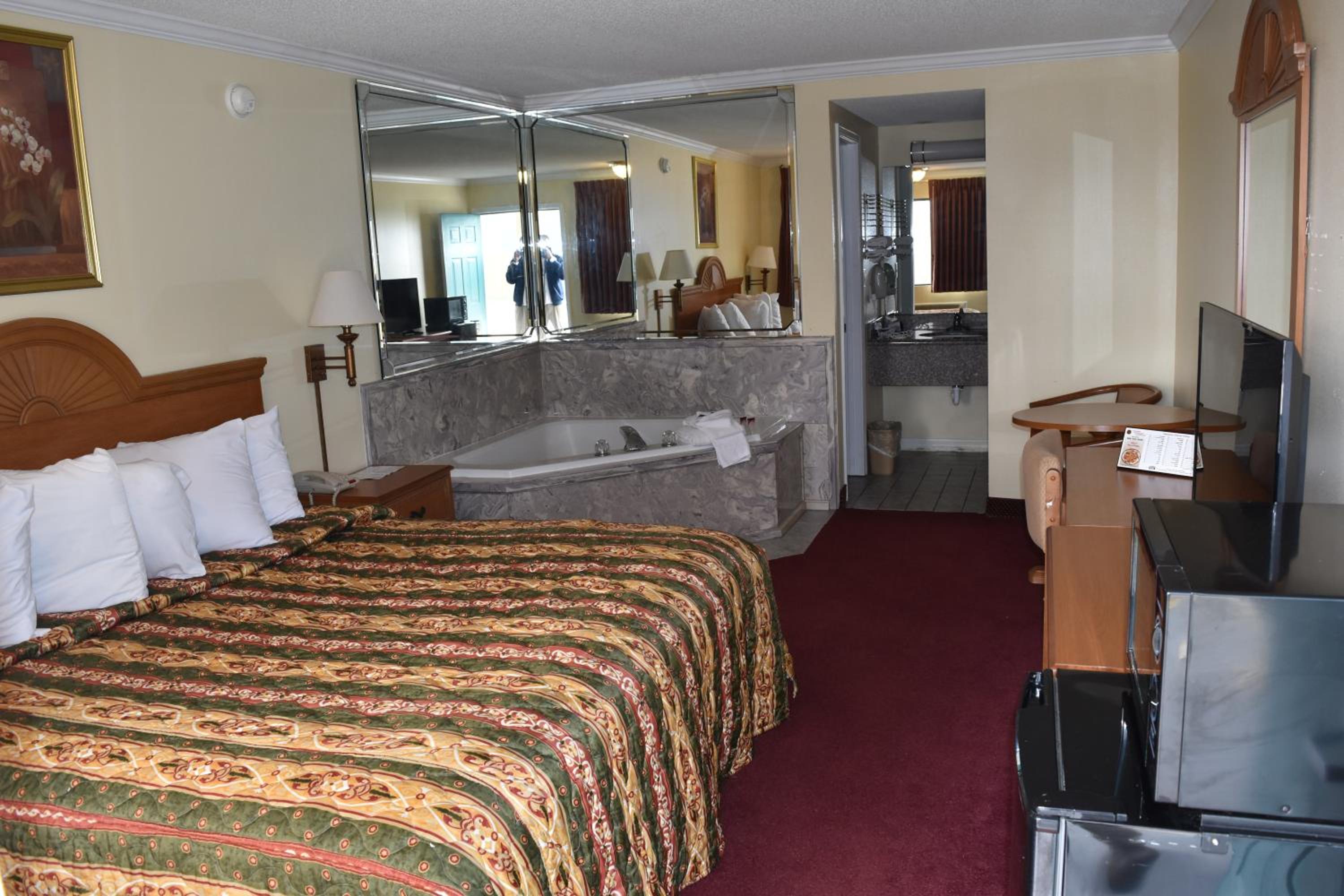 Suite with Hot Tub photo 2