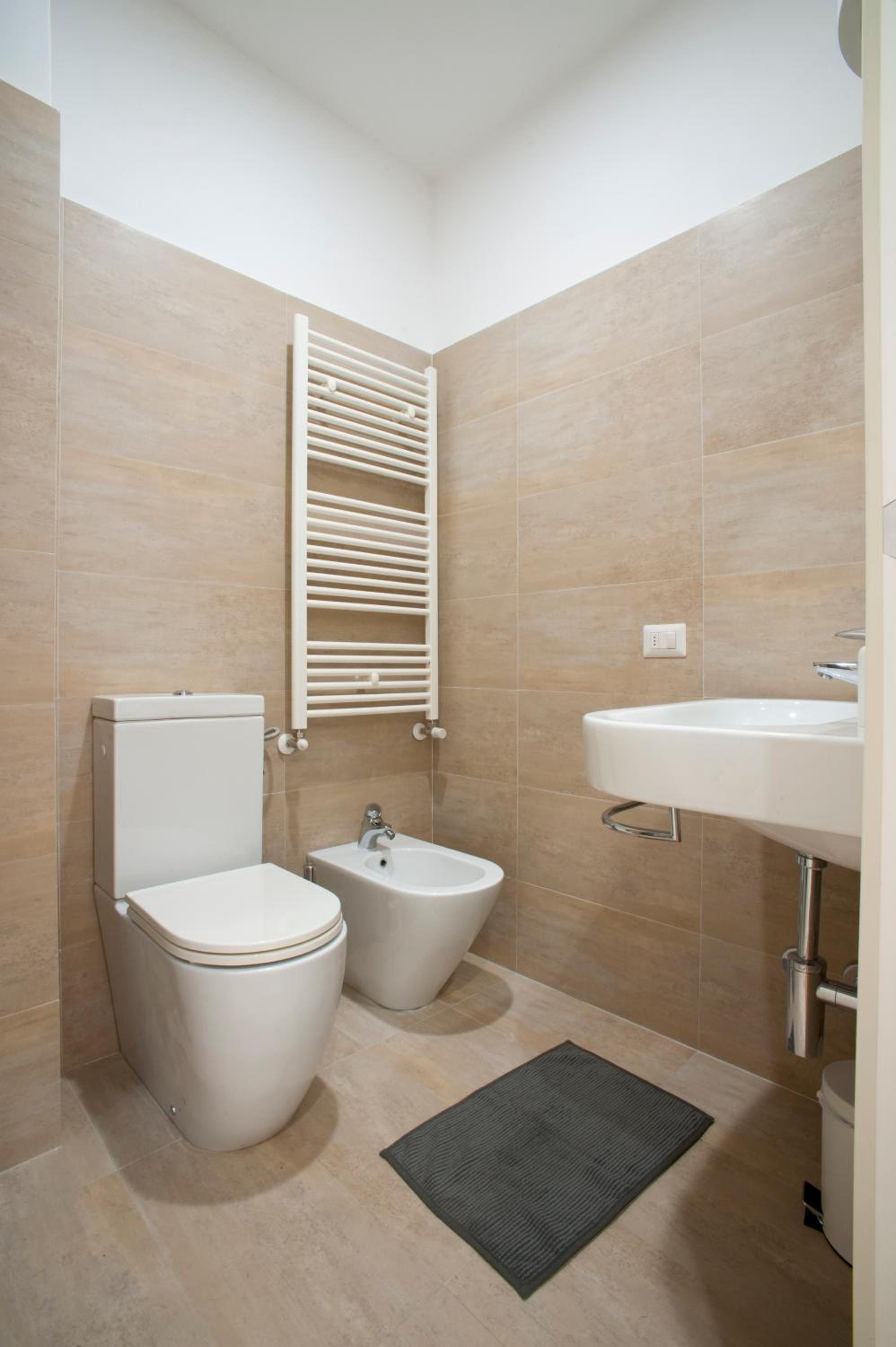 Suite with Private Bathroom - Photo 9