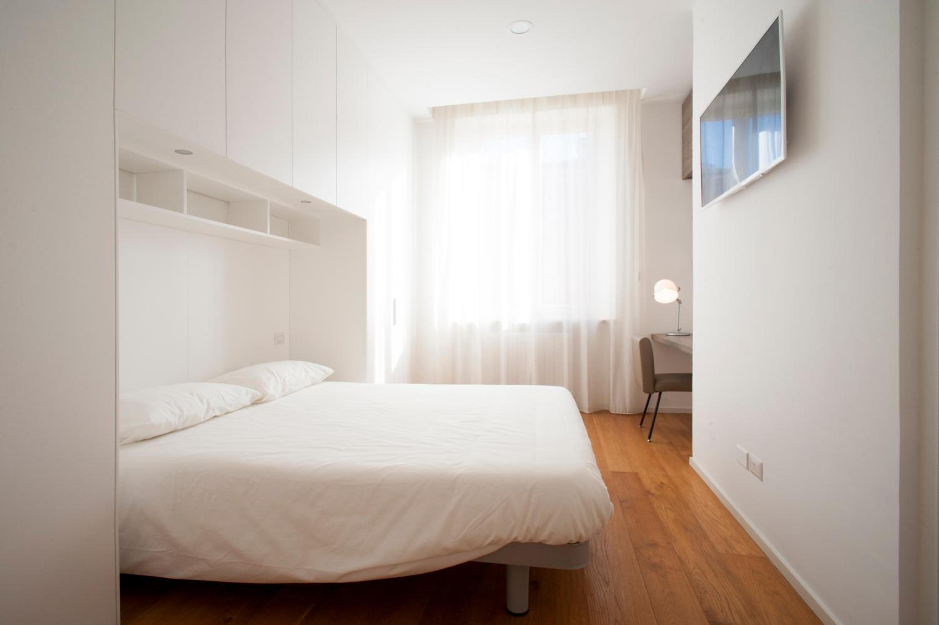 Suite with Private Bathroom - Photo 5