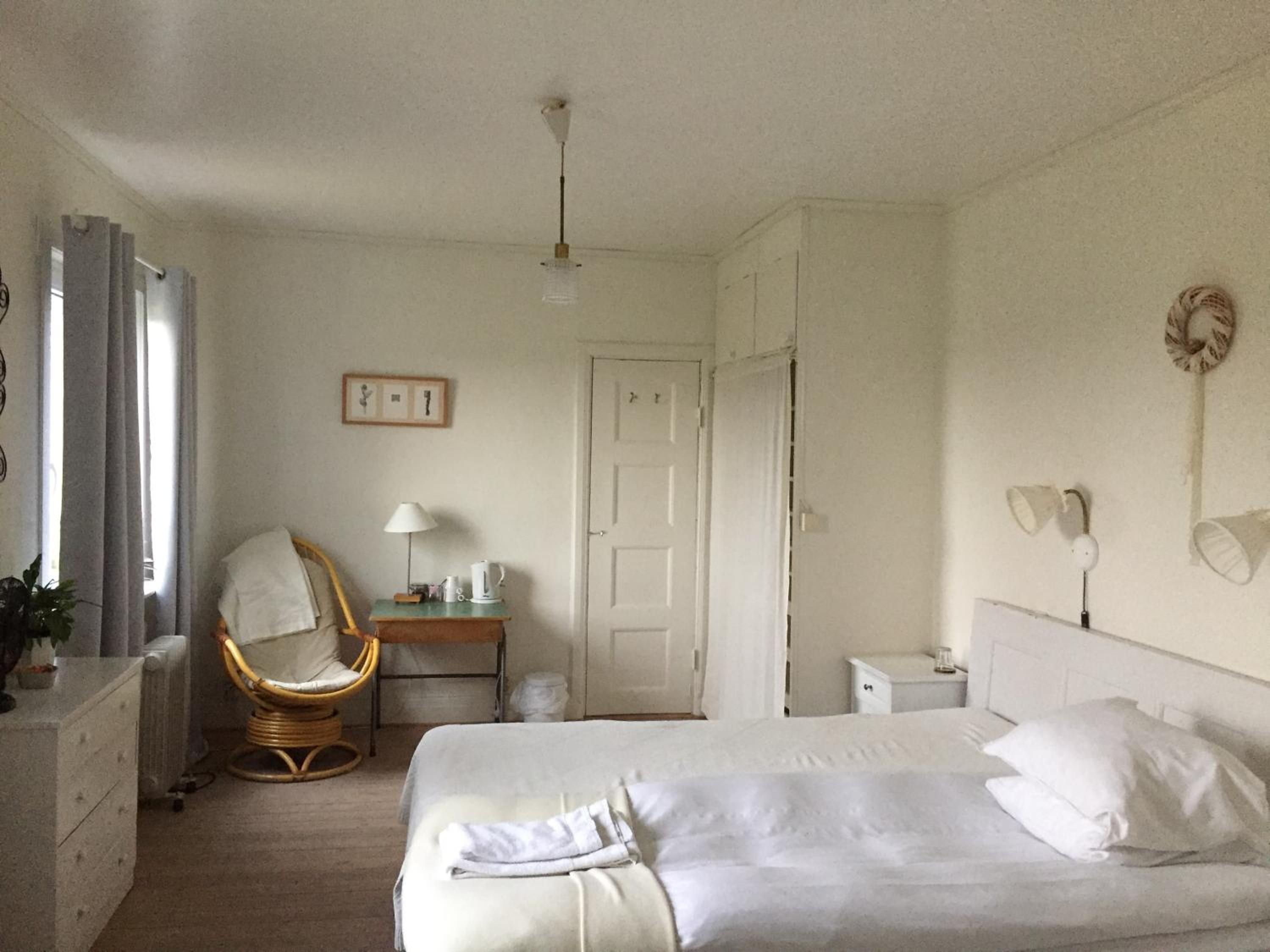 Double Room with Shared Bathroom photo 2