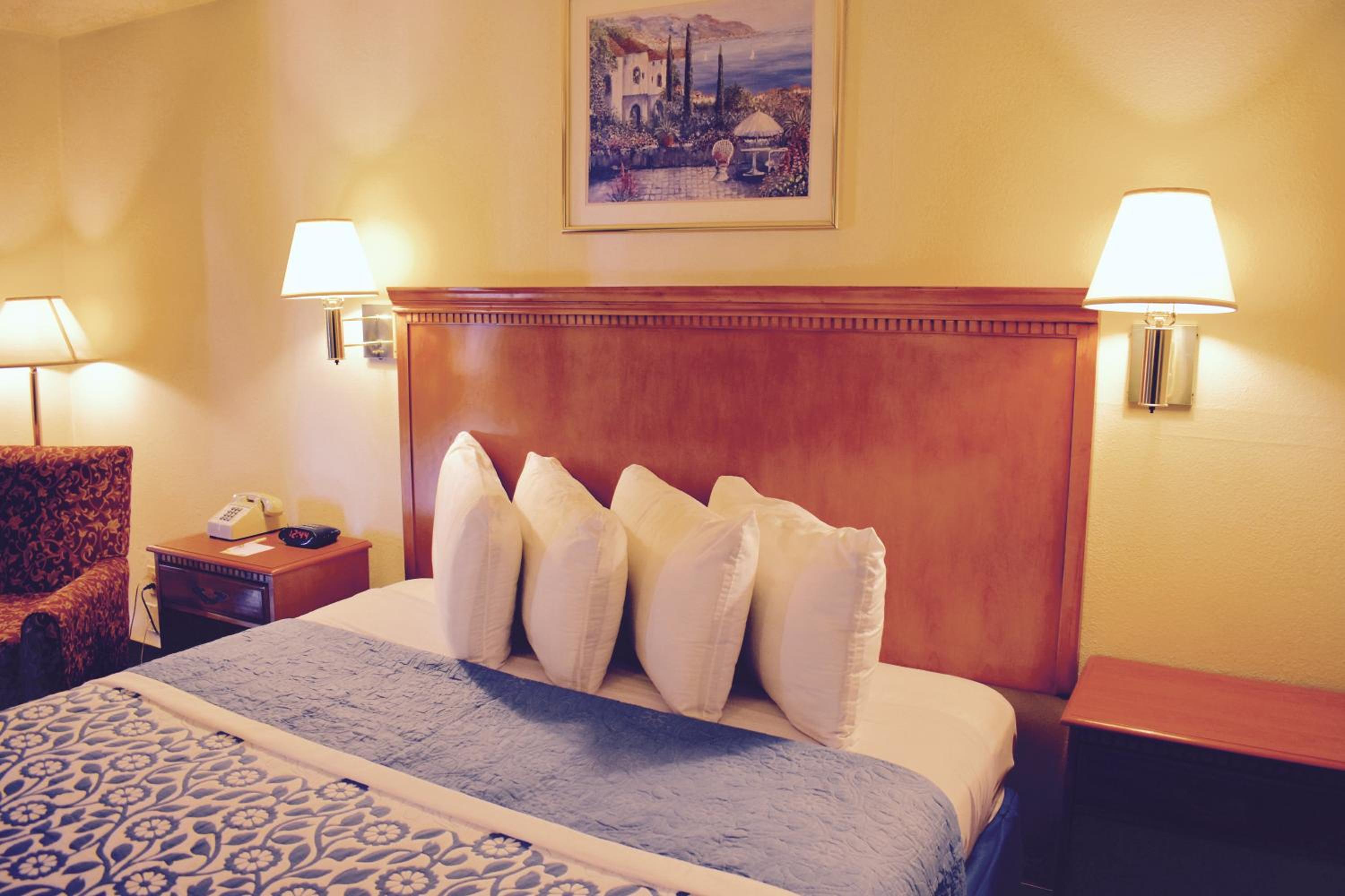 Queen Room with One Queen and One Double Bed, Mobility Access/1st Floor and Roll-In Shower, Non-Smoking photo 1