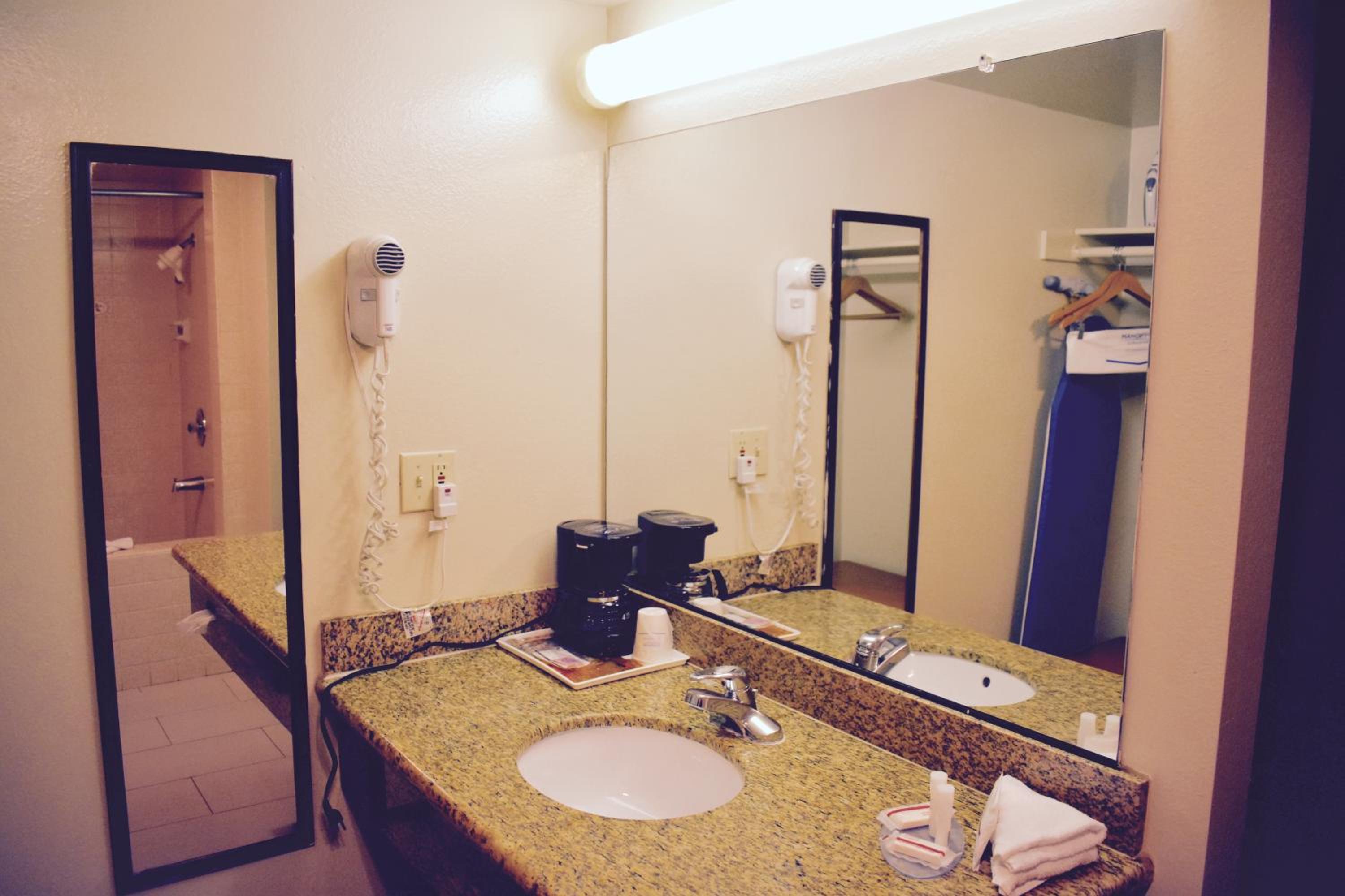 Double Room with Two Double Beds - Non-Smoking photo 3