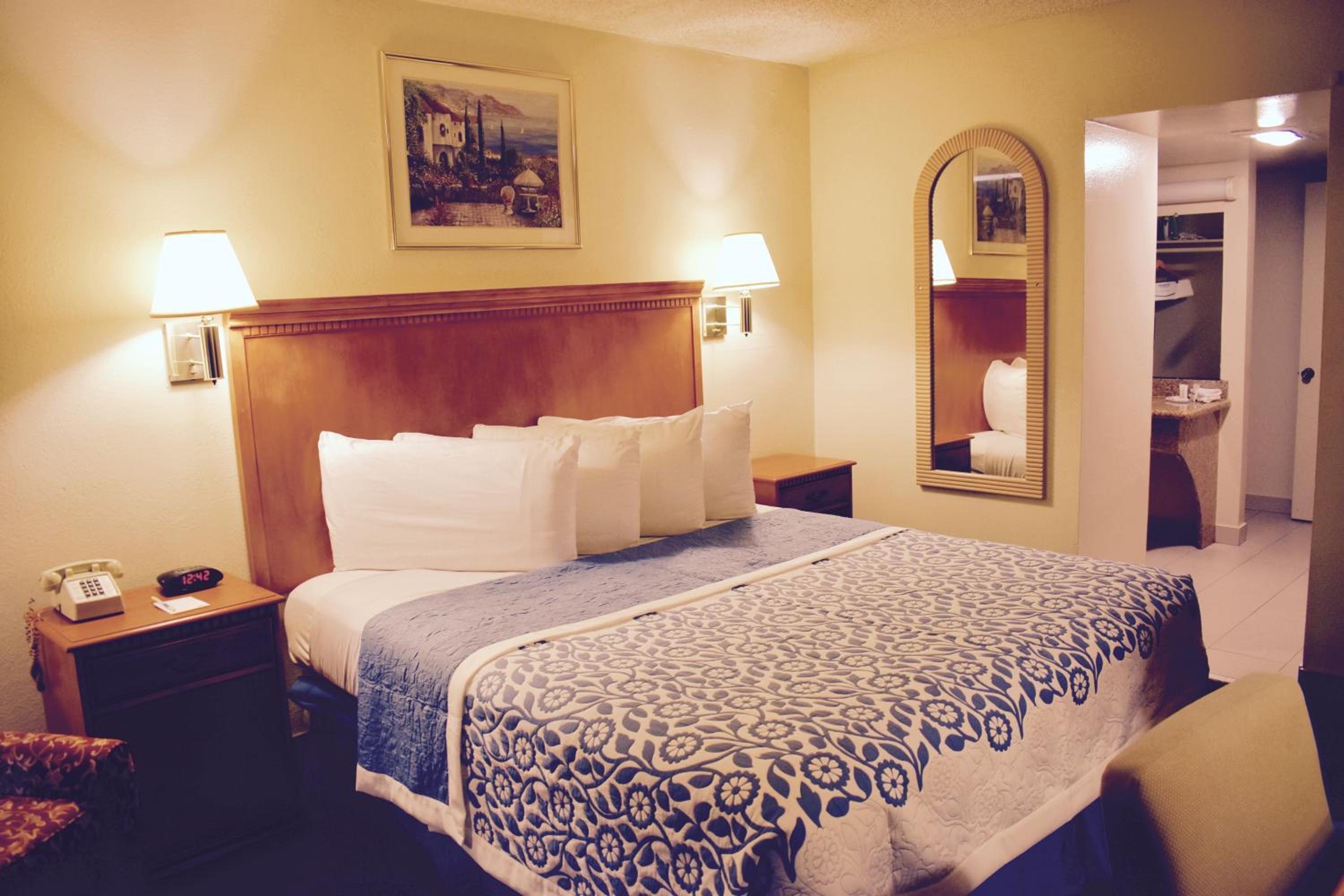 King Room - Non-Smoking photo 1