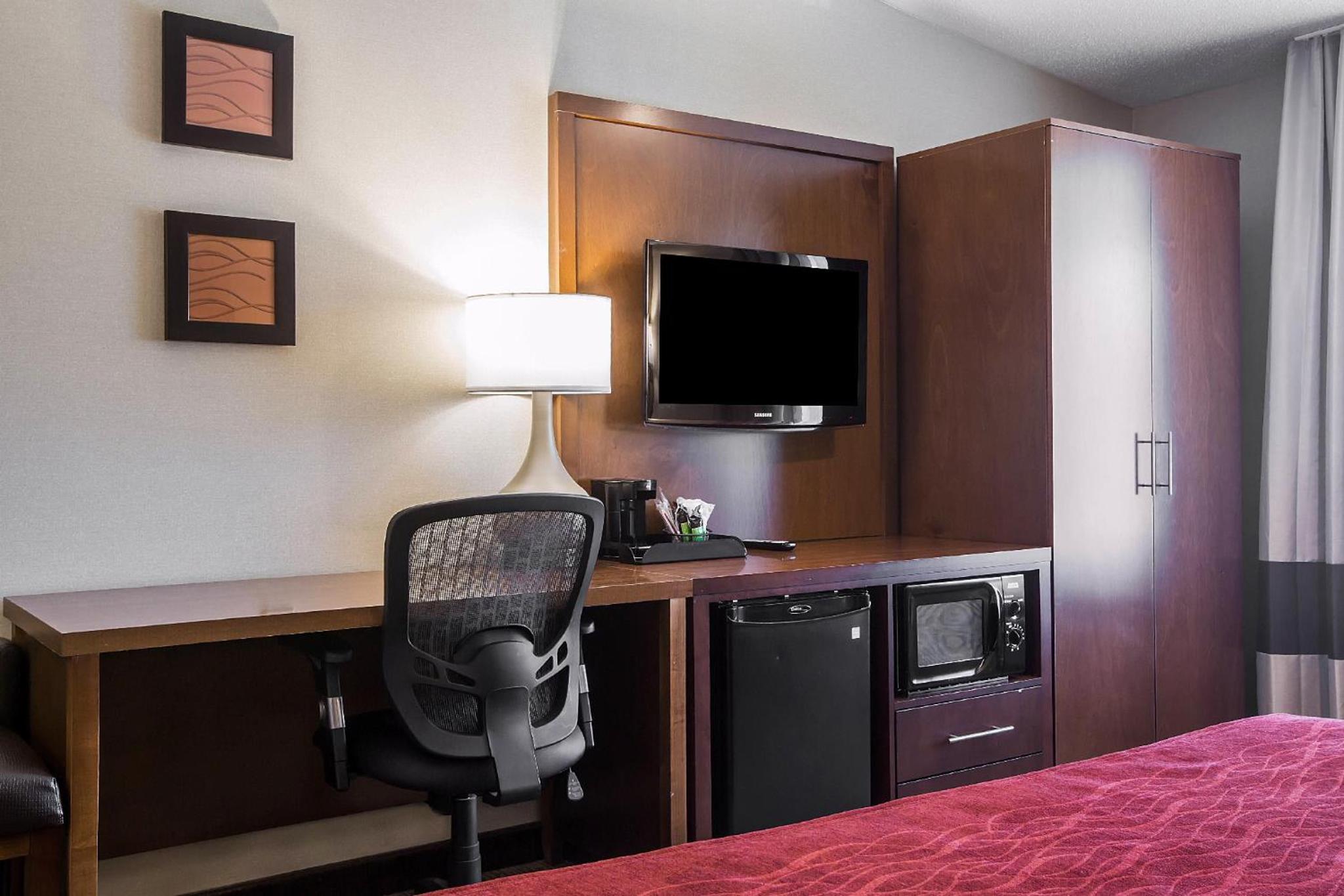 Queen Room with Two Queen Beds - Non-Smoking photo 1