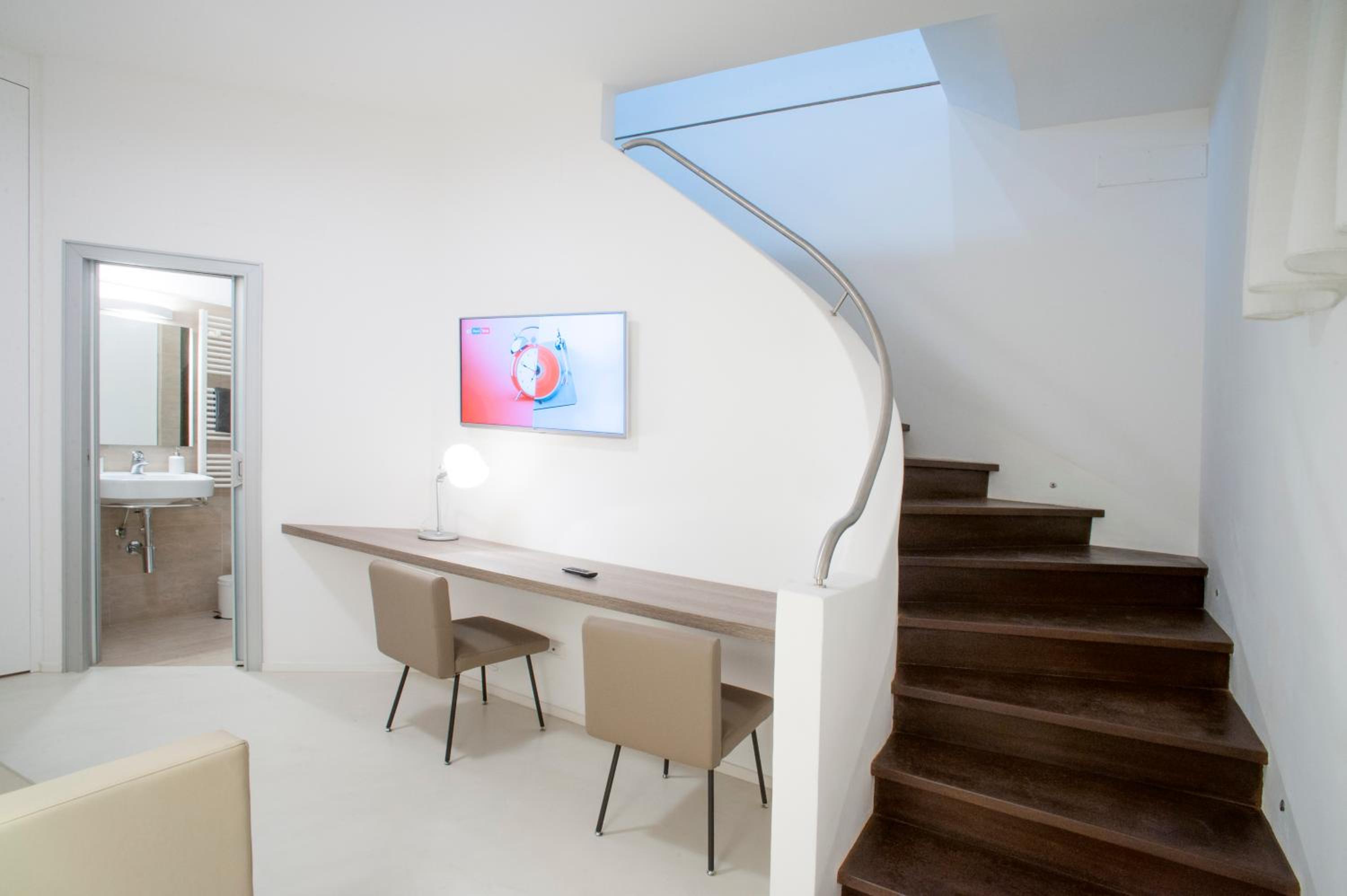 Suite with Private Bathroom - Photo 6