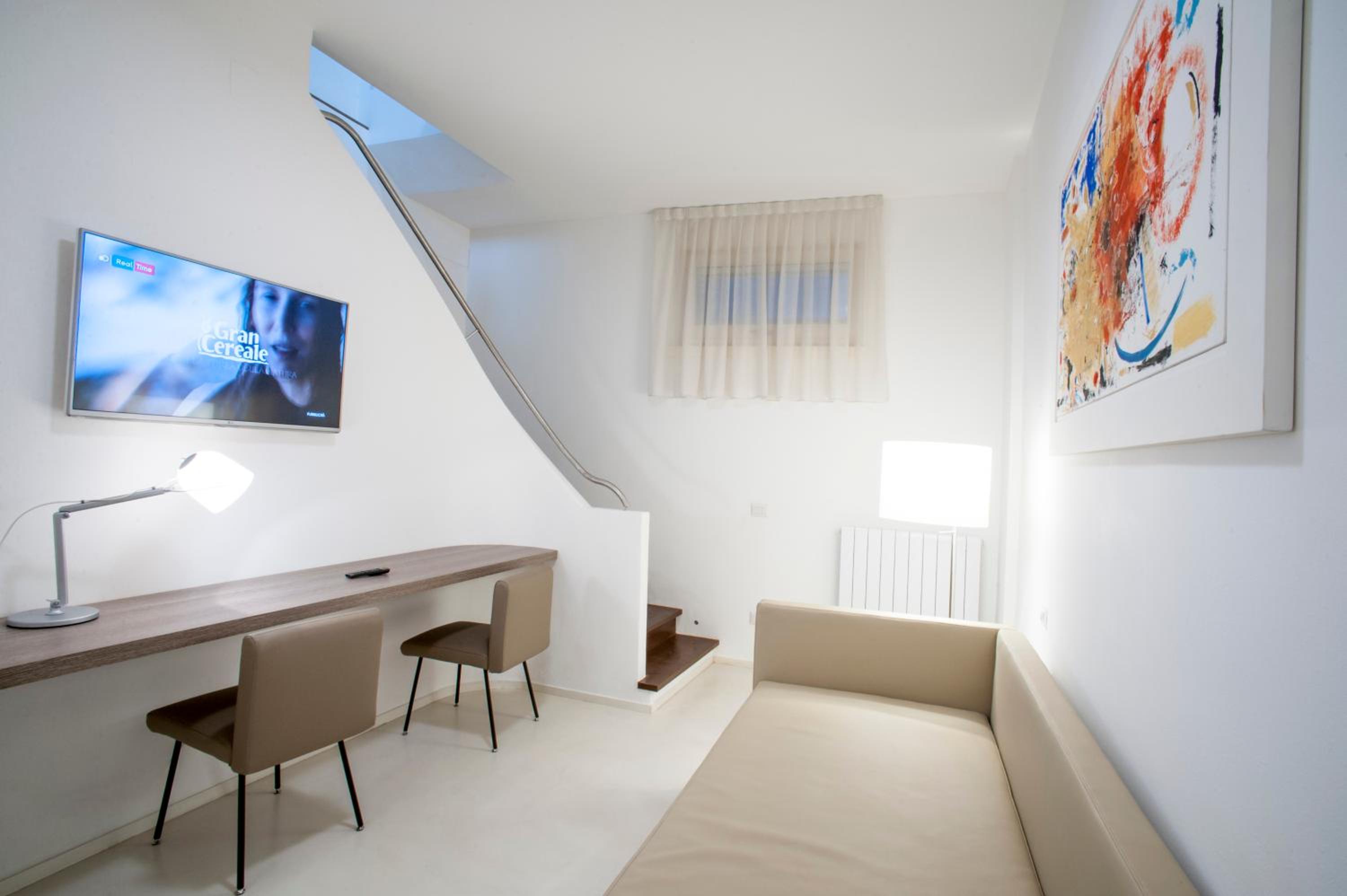Suite with Private Bathroom - Photo 7