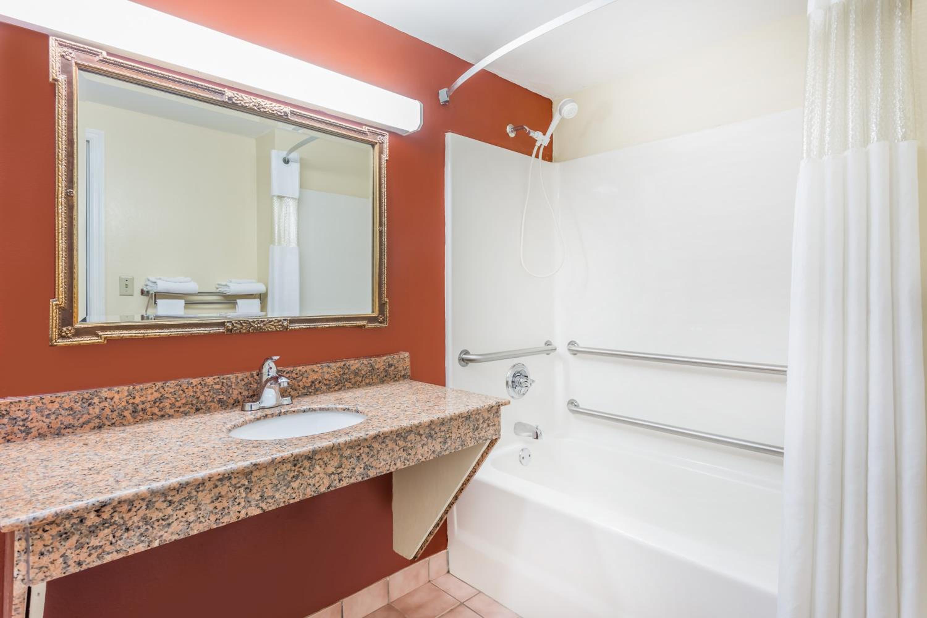 King Room - Disability Access/Non-Smoking - Photo 2