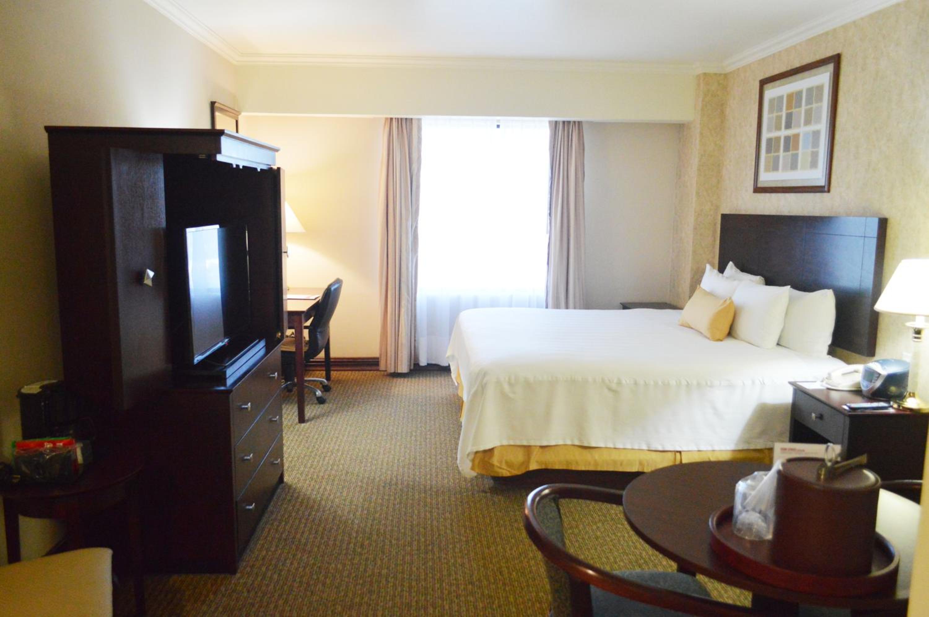 King Room - Non-Smoking - Photo 4